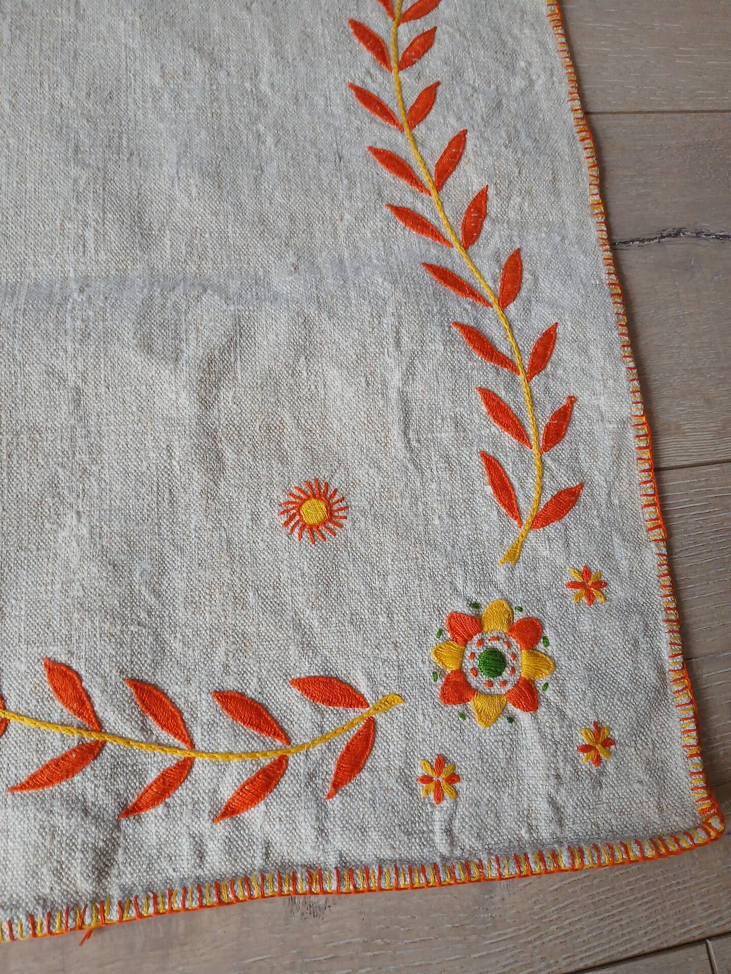 Chemin de table vintage en toile épaisse brodée 