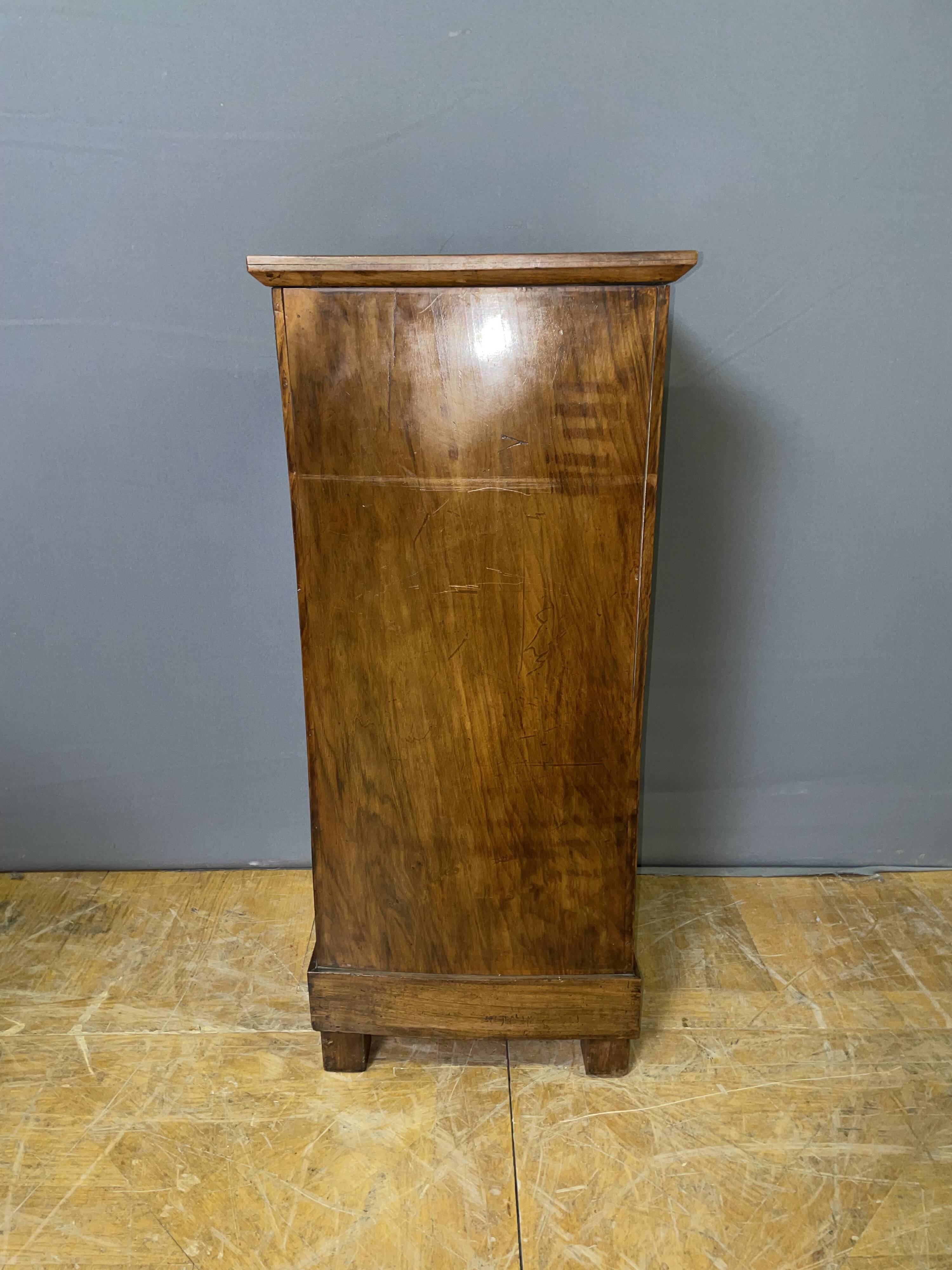 Chevet d'époque Empire en Noyer à Colonnes détachées