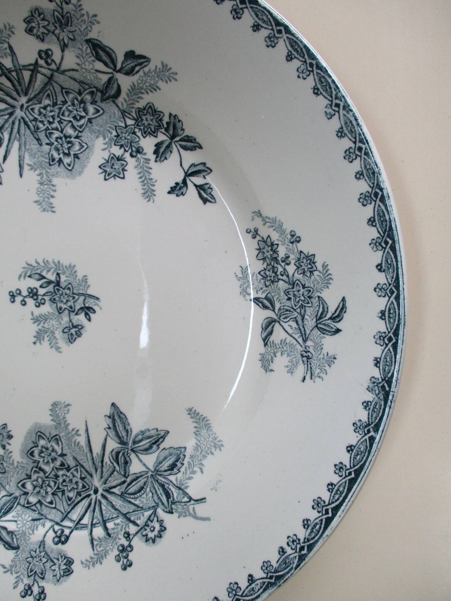 Iron earth dish – very large, round and flat, Sté Amandinoise model Margot