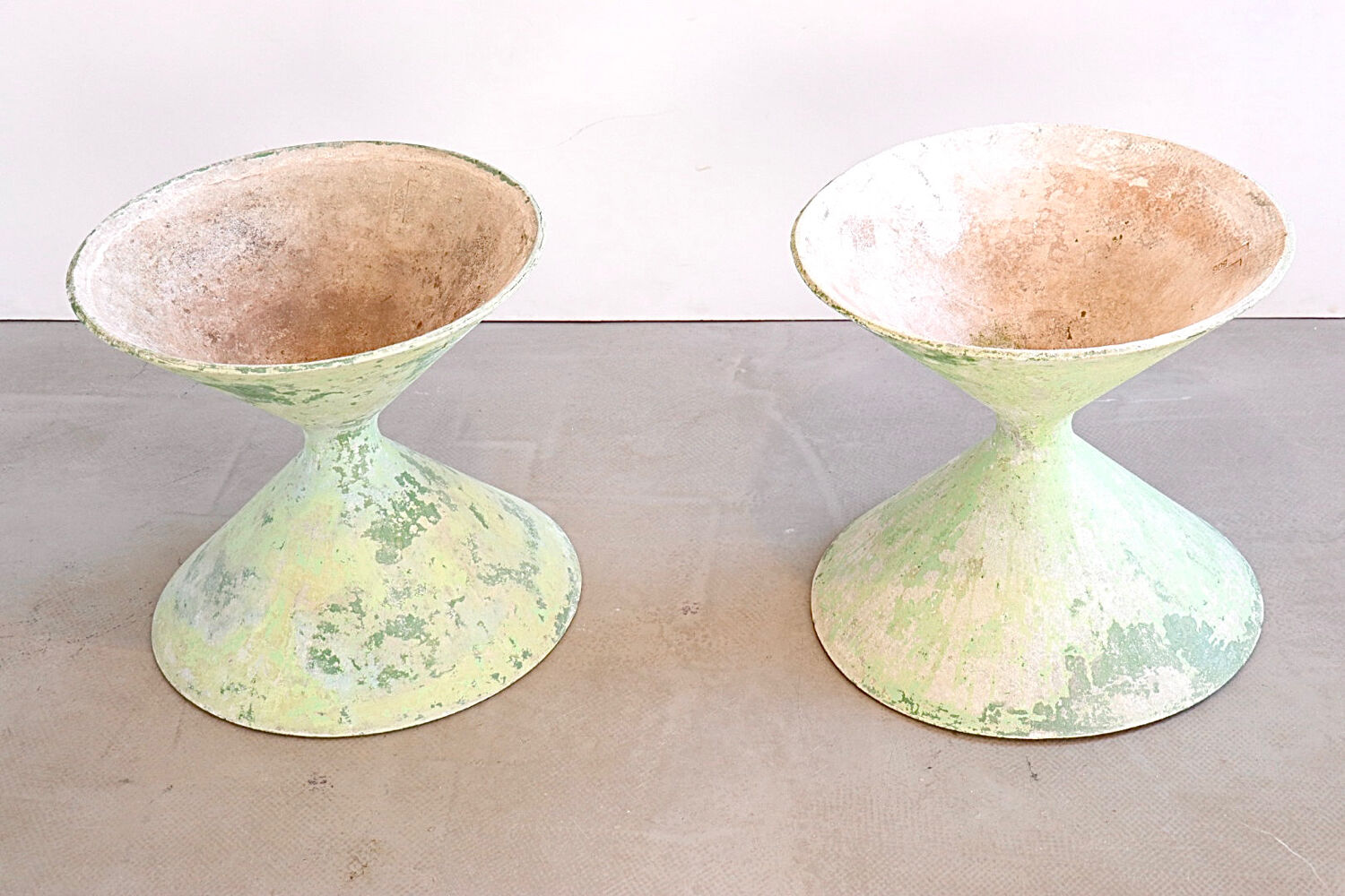 Pair of Eternit planters Diabolo design Anton Bee assisté de Guhl, Eternit