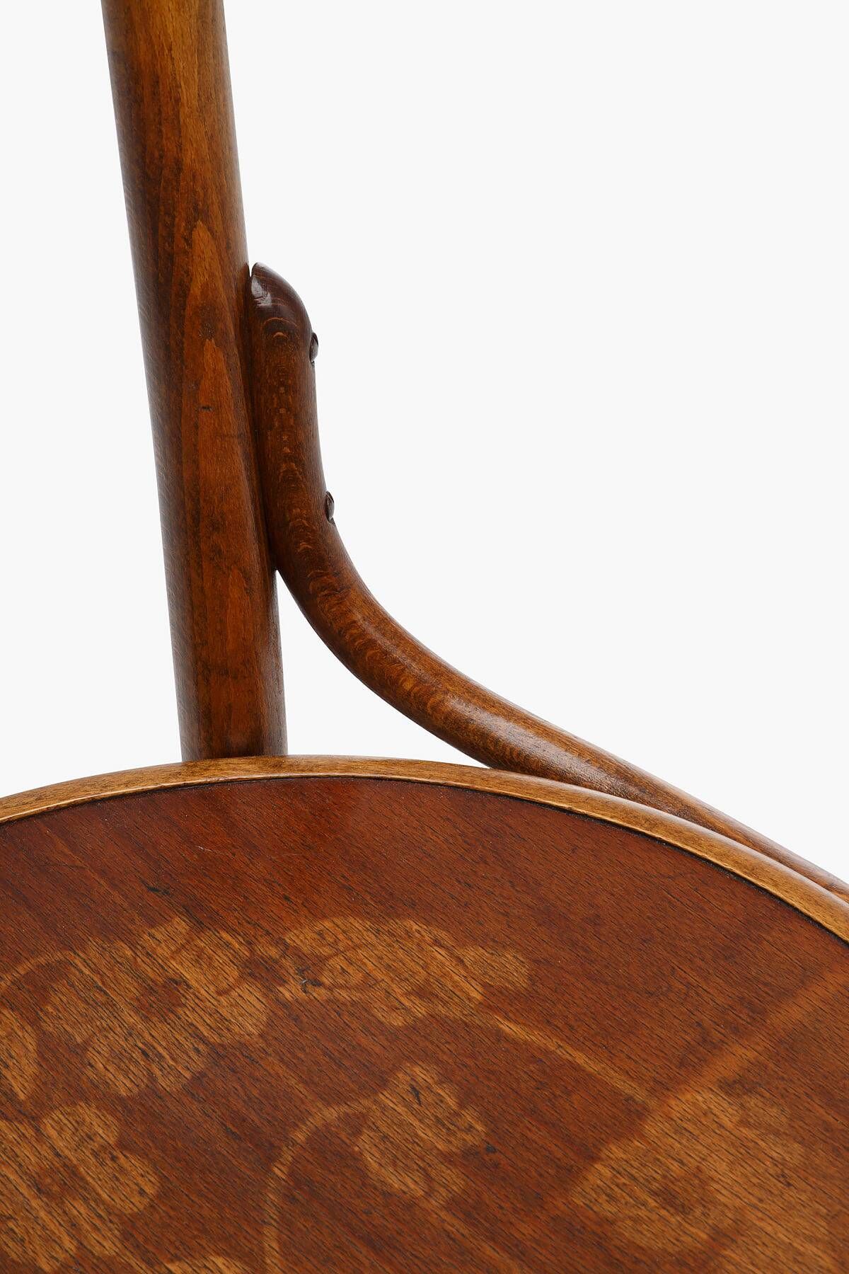 Chaise en bois courbé avec motif floral