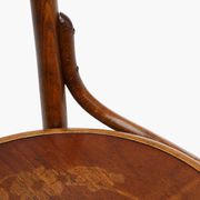 Chaise en bois courbé avec motif floral