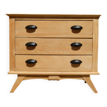 Very charming small oak chest of drawers with tapered legs in Scandinavian style.