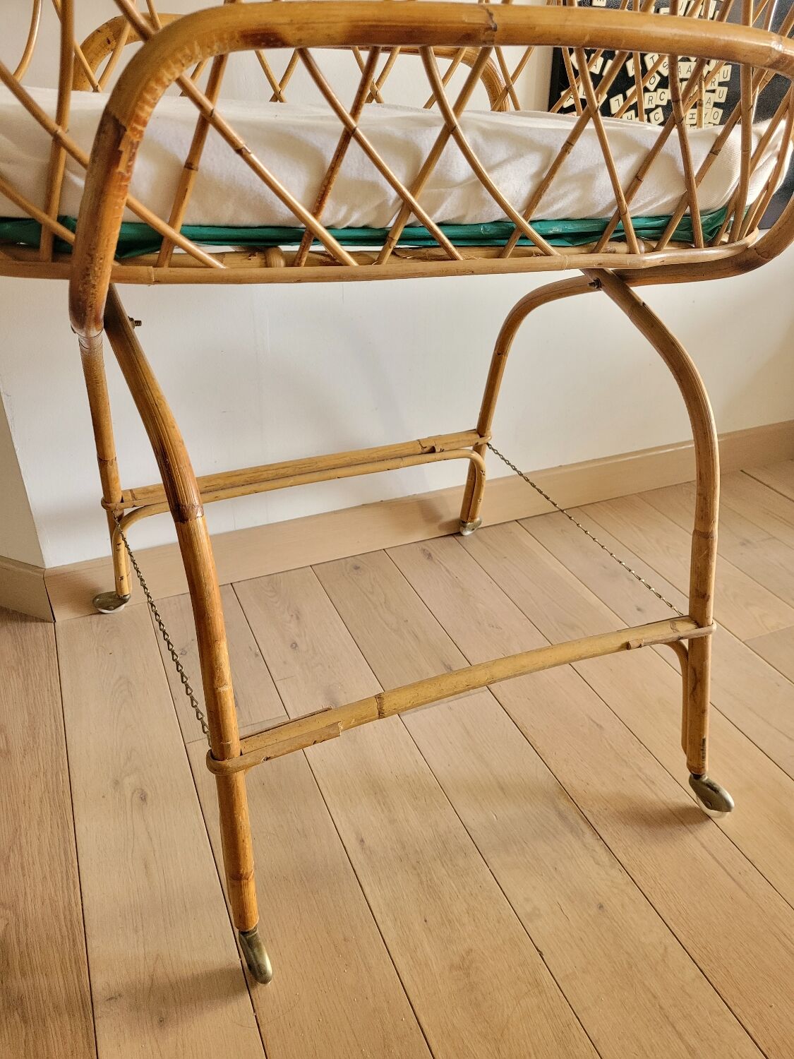 Rattan bassinet with support