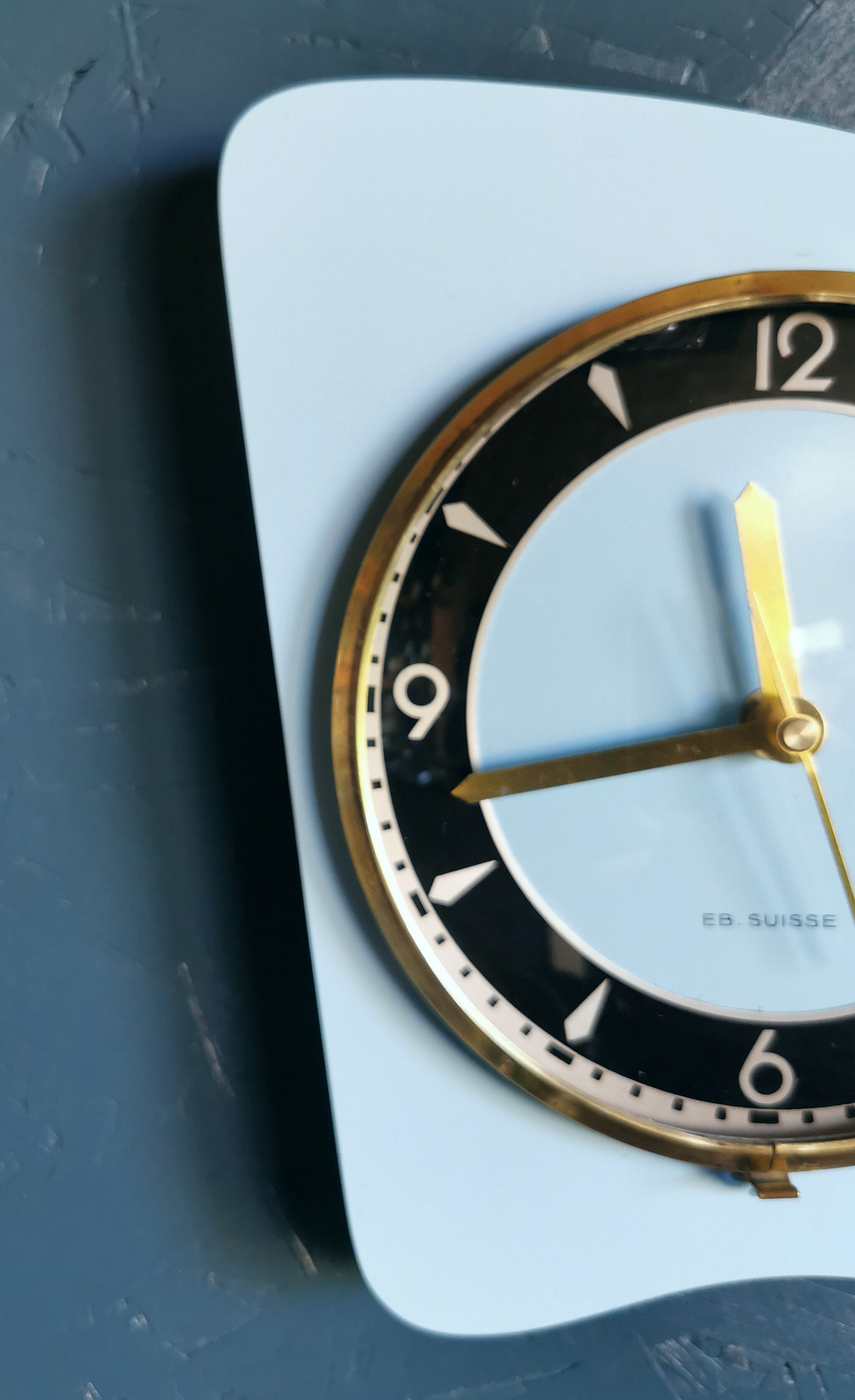 Horloge formica vintage pendule murale silencieuse asymétrique "EB Suisse bleu ciel"