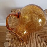 Carafe en verre ambré bullé