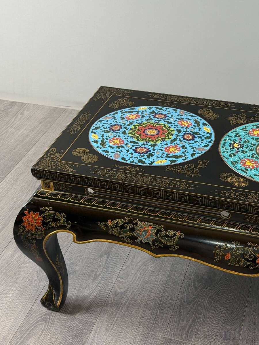 Black lacquered wooden coffee table with cloisonné and polychrome decoration, 20th century.