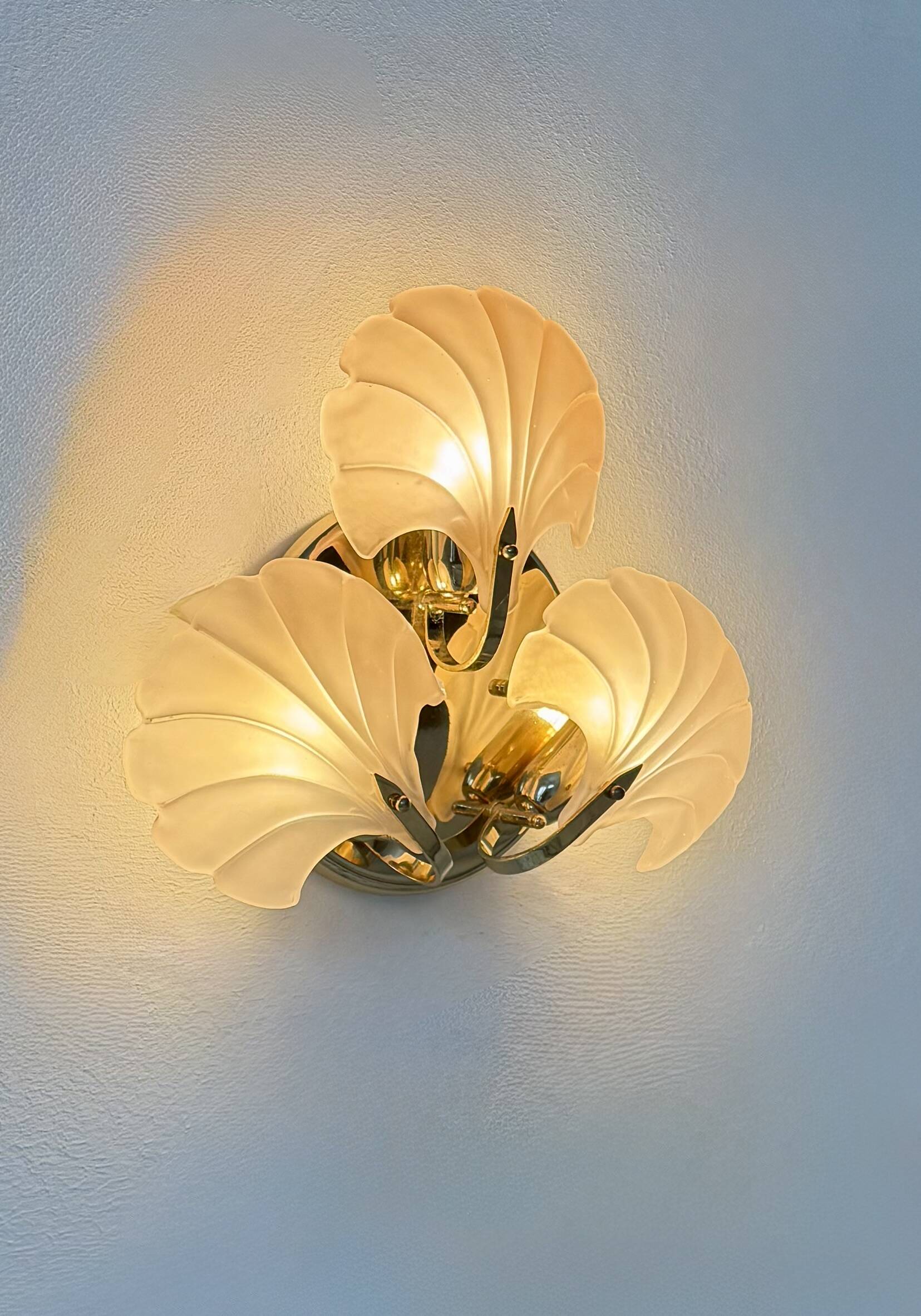 Vintage shell wall light, amber glass and brass, France, 1970.