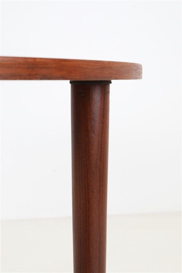 Round Winge Møbler “No. 31” teak coffee table / Mid-century Danish modern design / 1960s