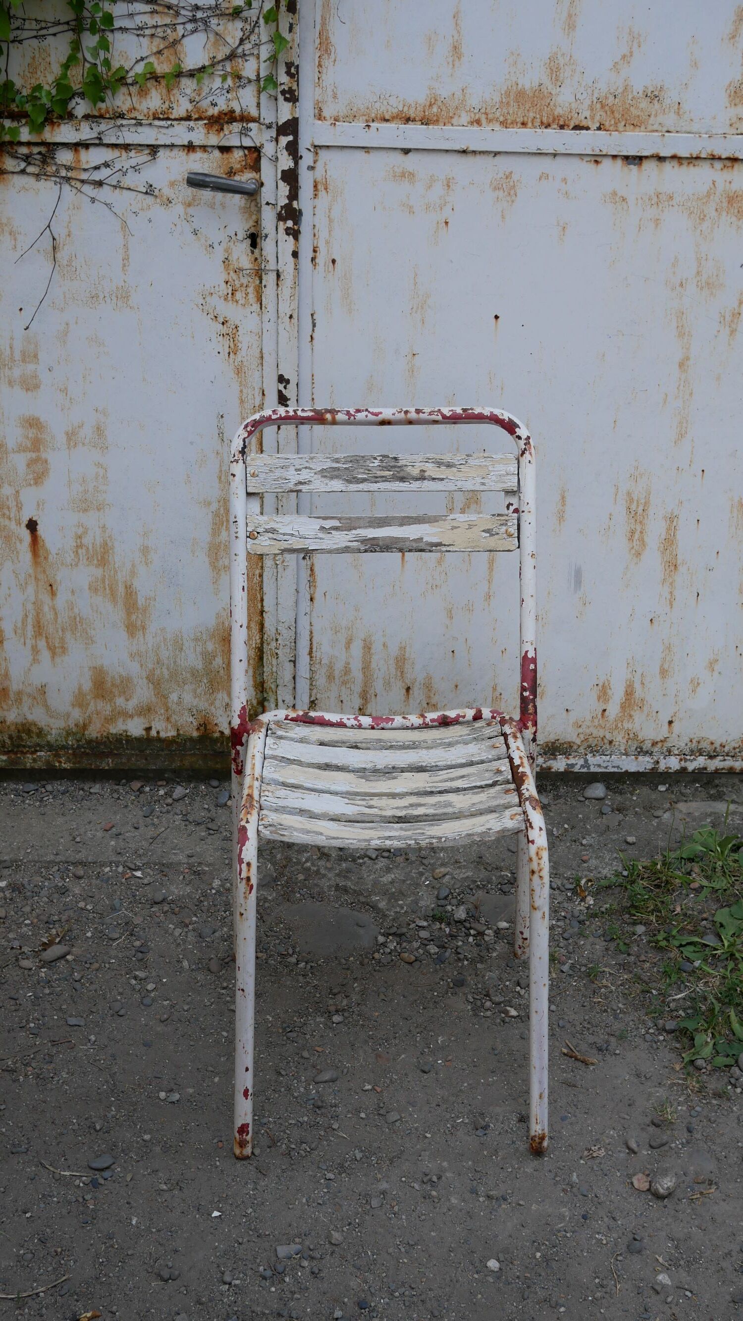 Chaises Tolix t2 par Xavier Pauchard