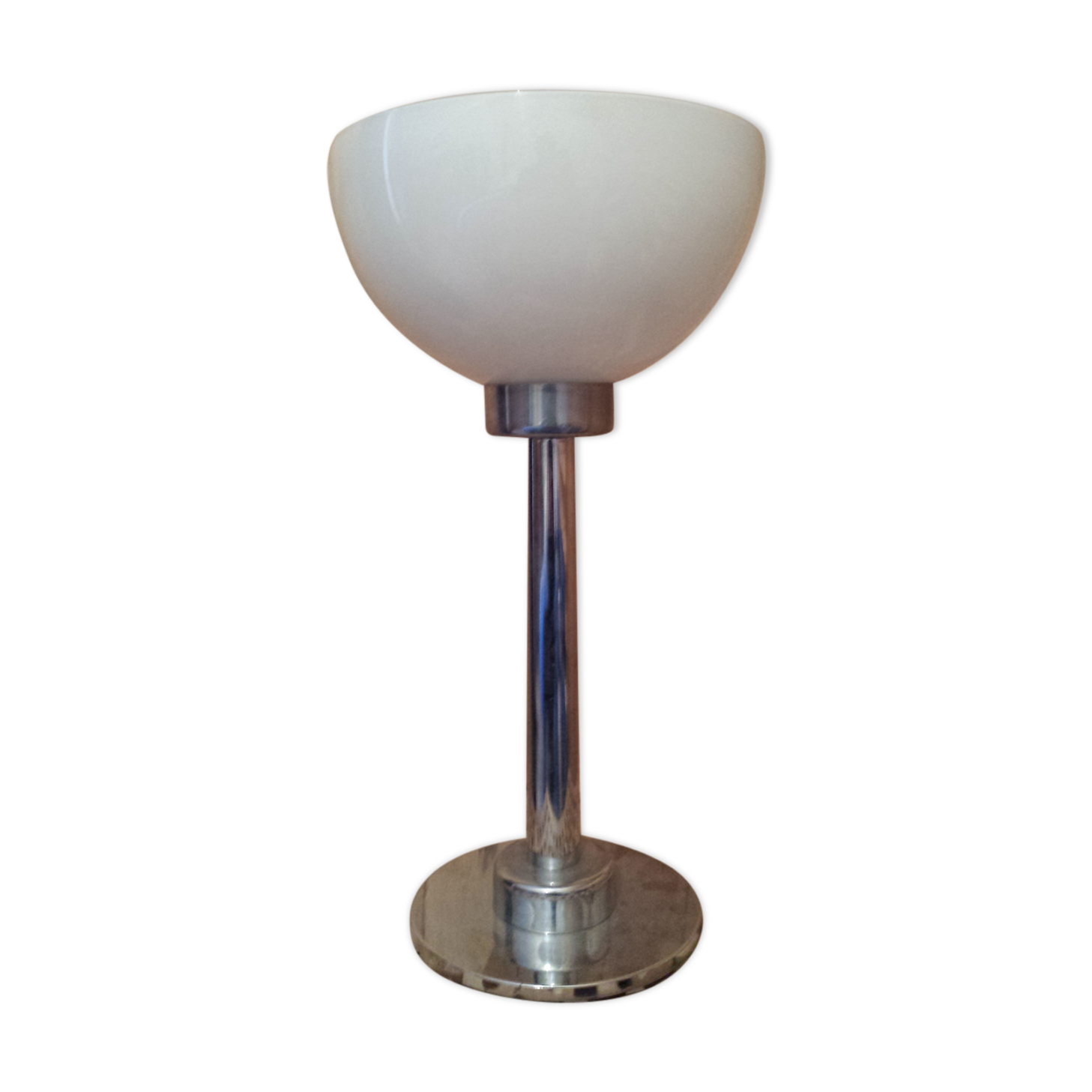Lampe à pied chromé, abat-jour vasque en opaline blanche