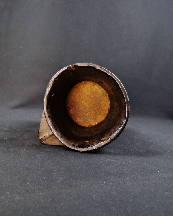 Pot à lait du Népal en bois à patine brune artisanat populaire Sherpa XXème