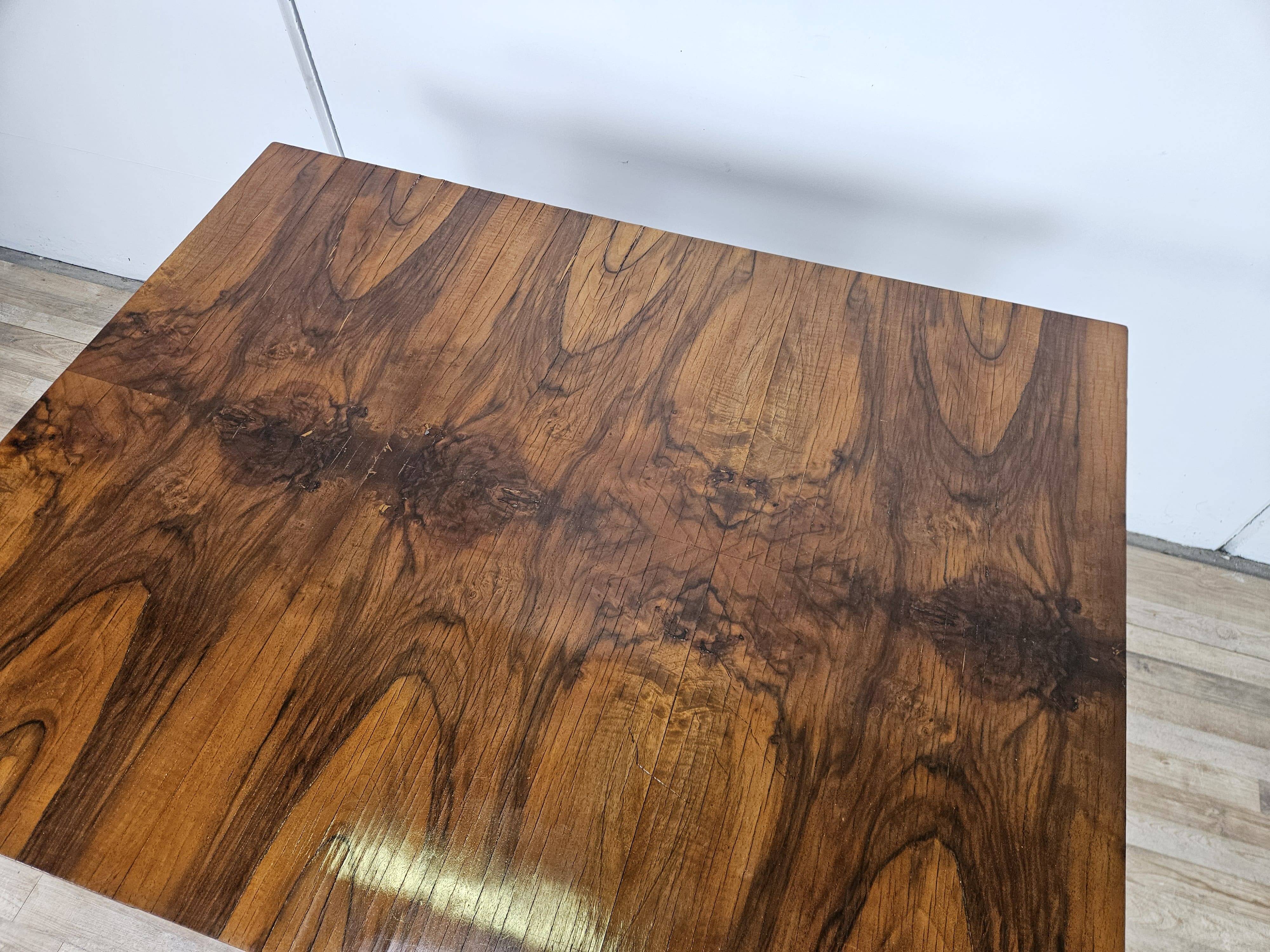 Extendable Art Deco table in olive root