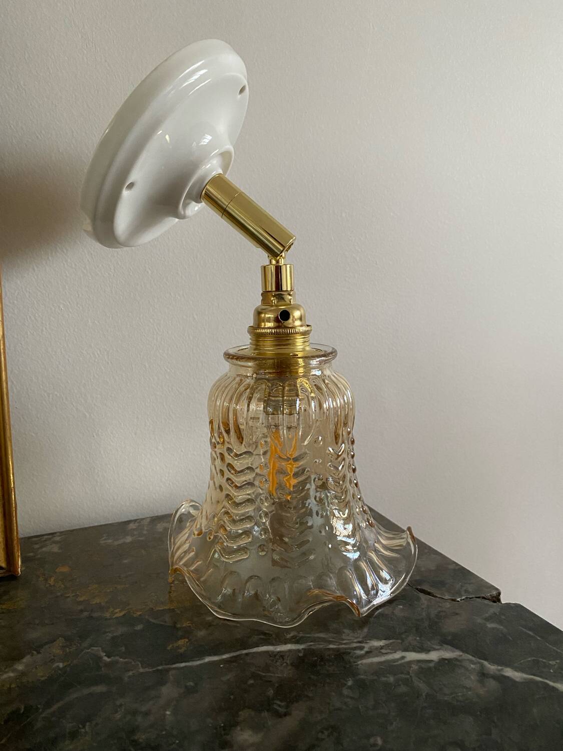 Wall light with vintage tulip