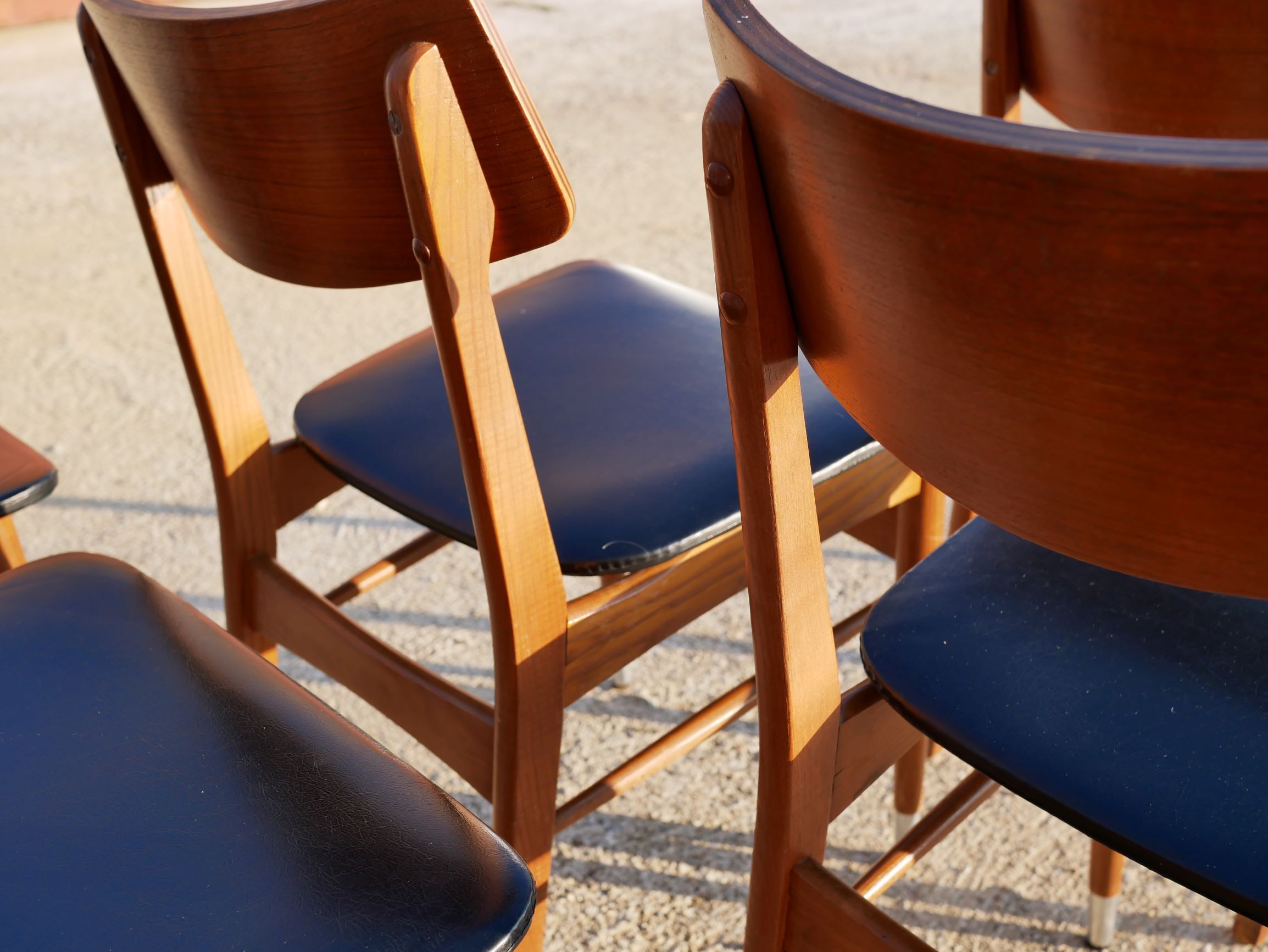 6 scandinavian chairs in wood and black leather