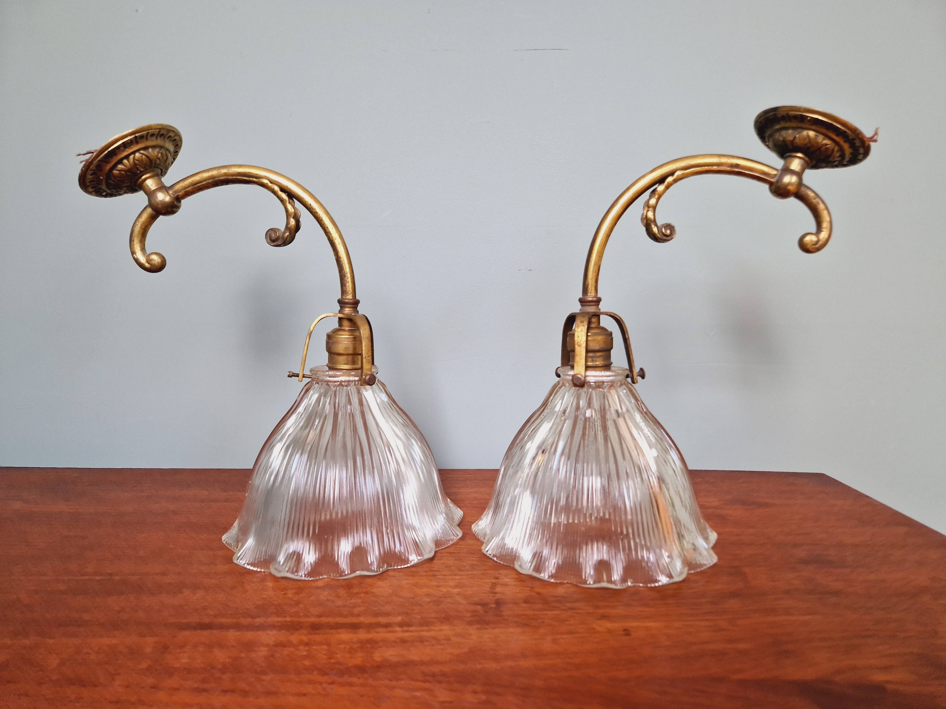 Paire d'appliques murales en bronze et verre rainuré Holophane