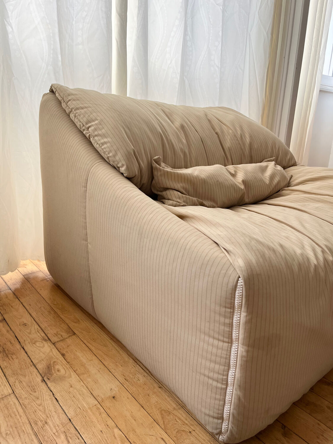 Chauffeuse Plumy Annie Hiéronimus pour Cinna