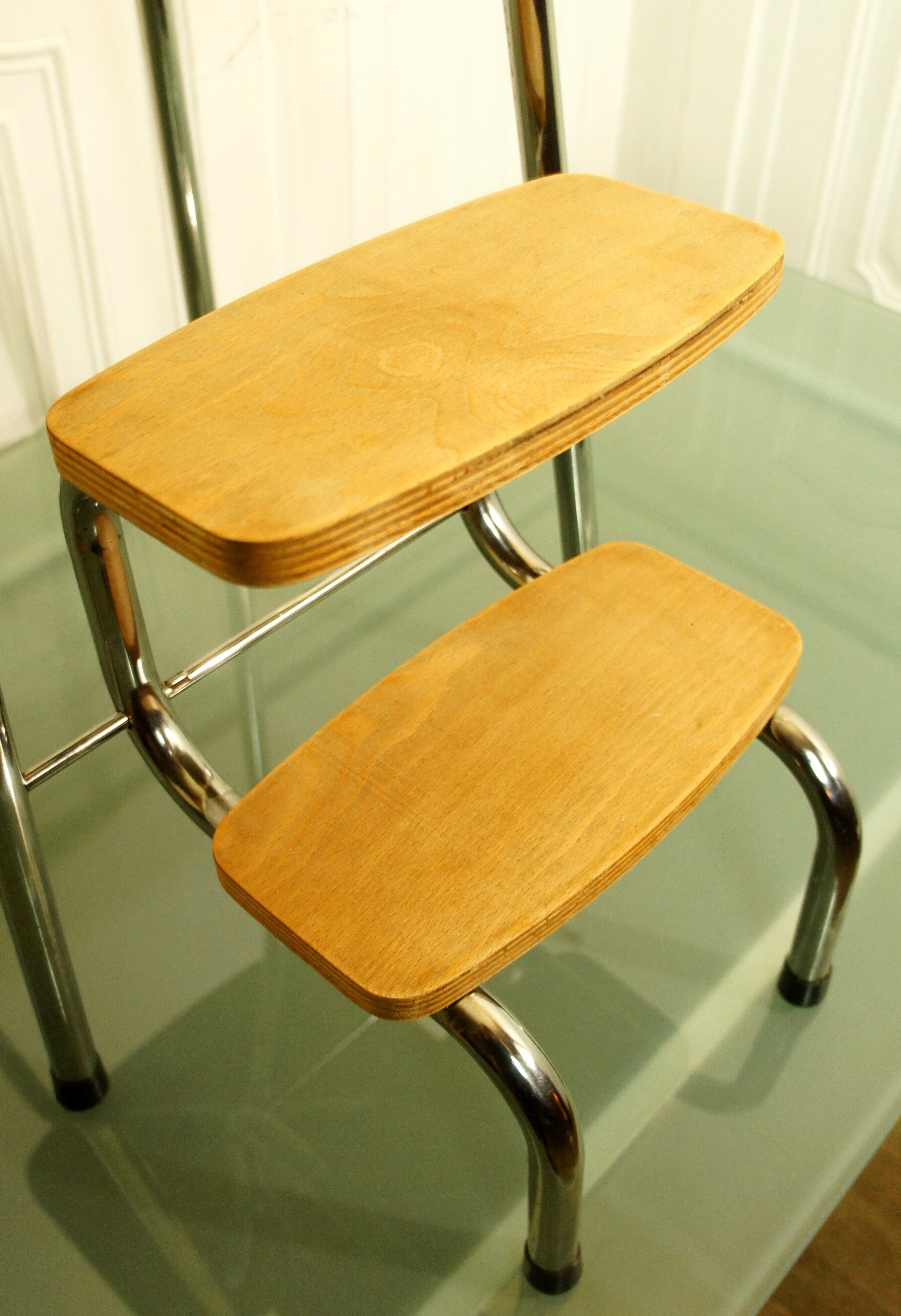 Stepladdle stool in formica