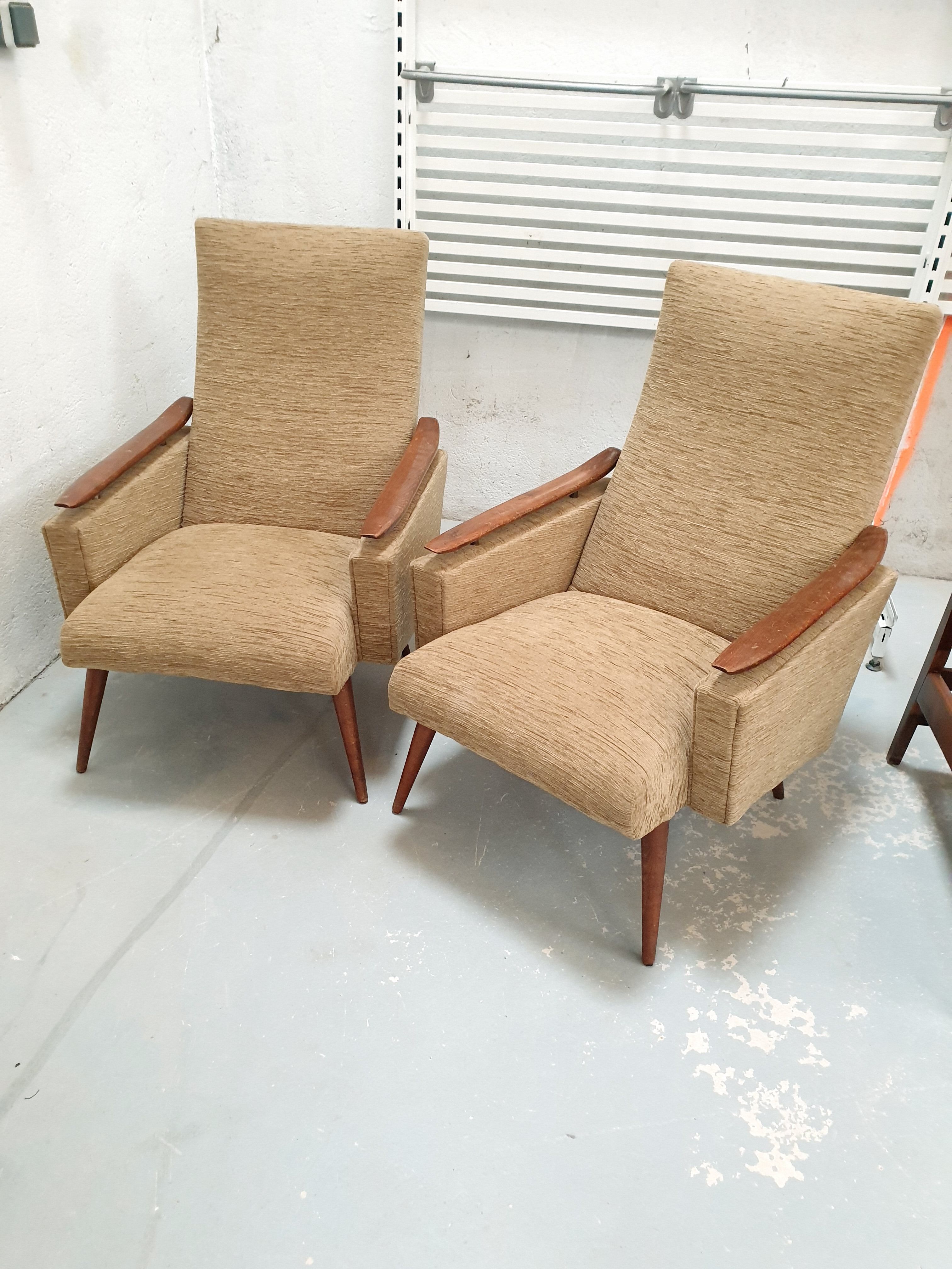 Paire de fauteuils scandinaves accoudoirs rehaussés années 50/60 vintage