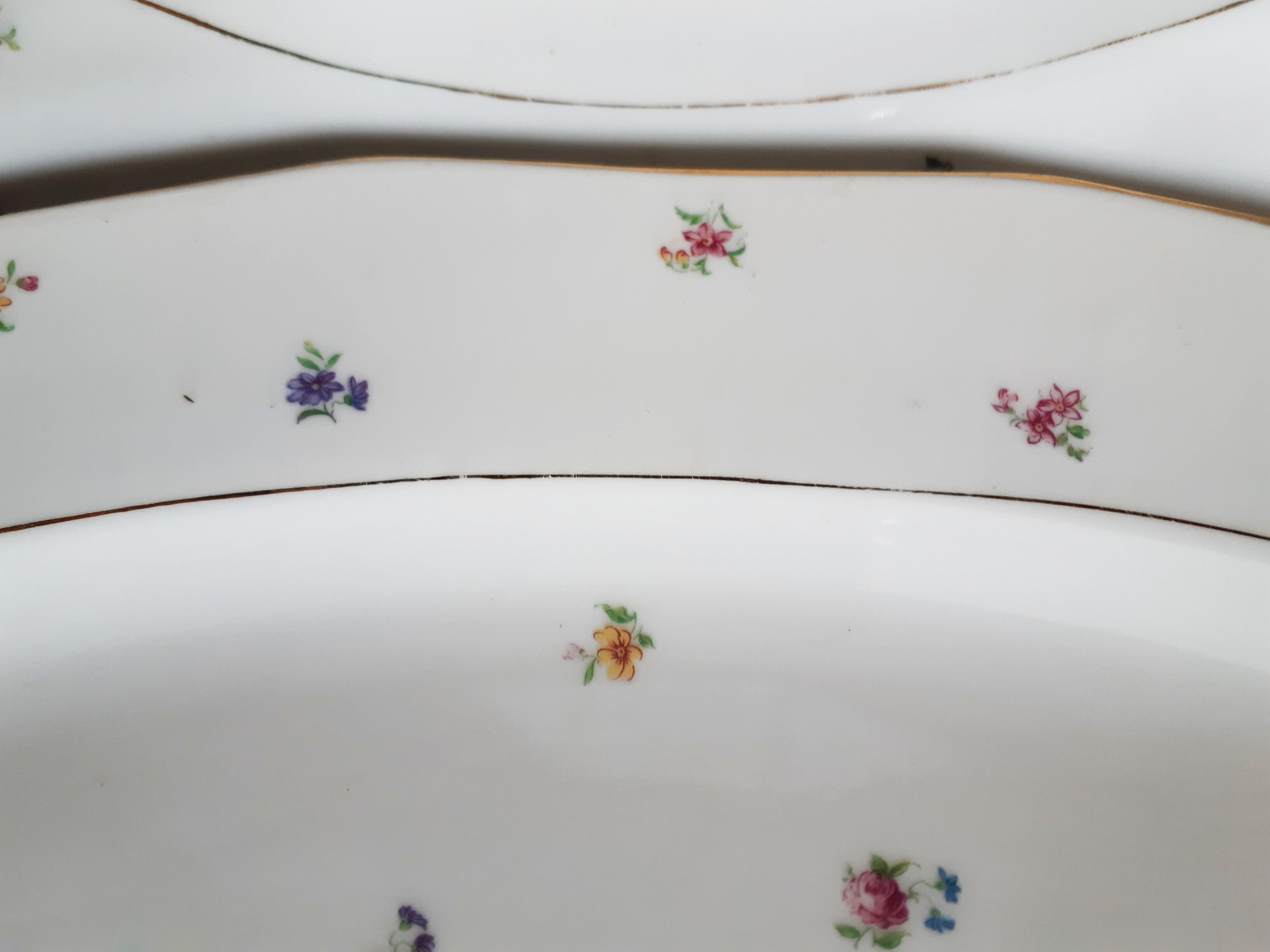 Oval dishes in floral porcelain and gold