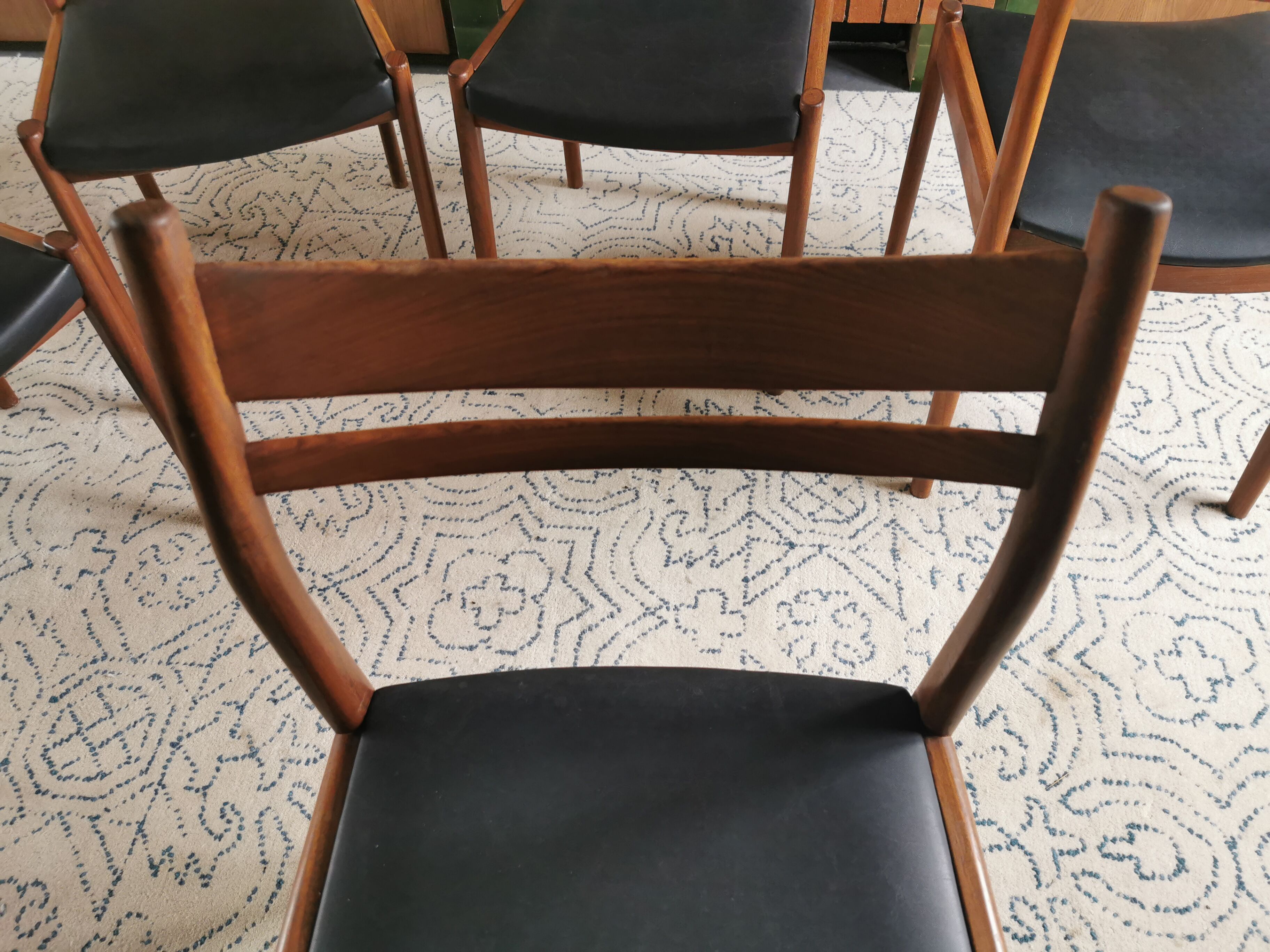 Table set and 6 Scandinavian Vintage Chairs in Teck