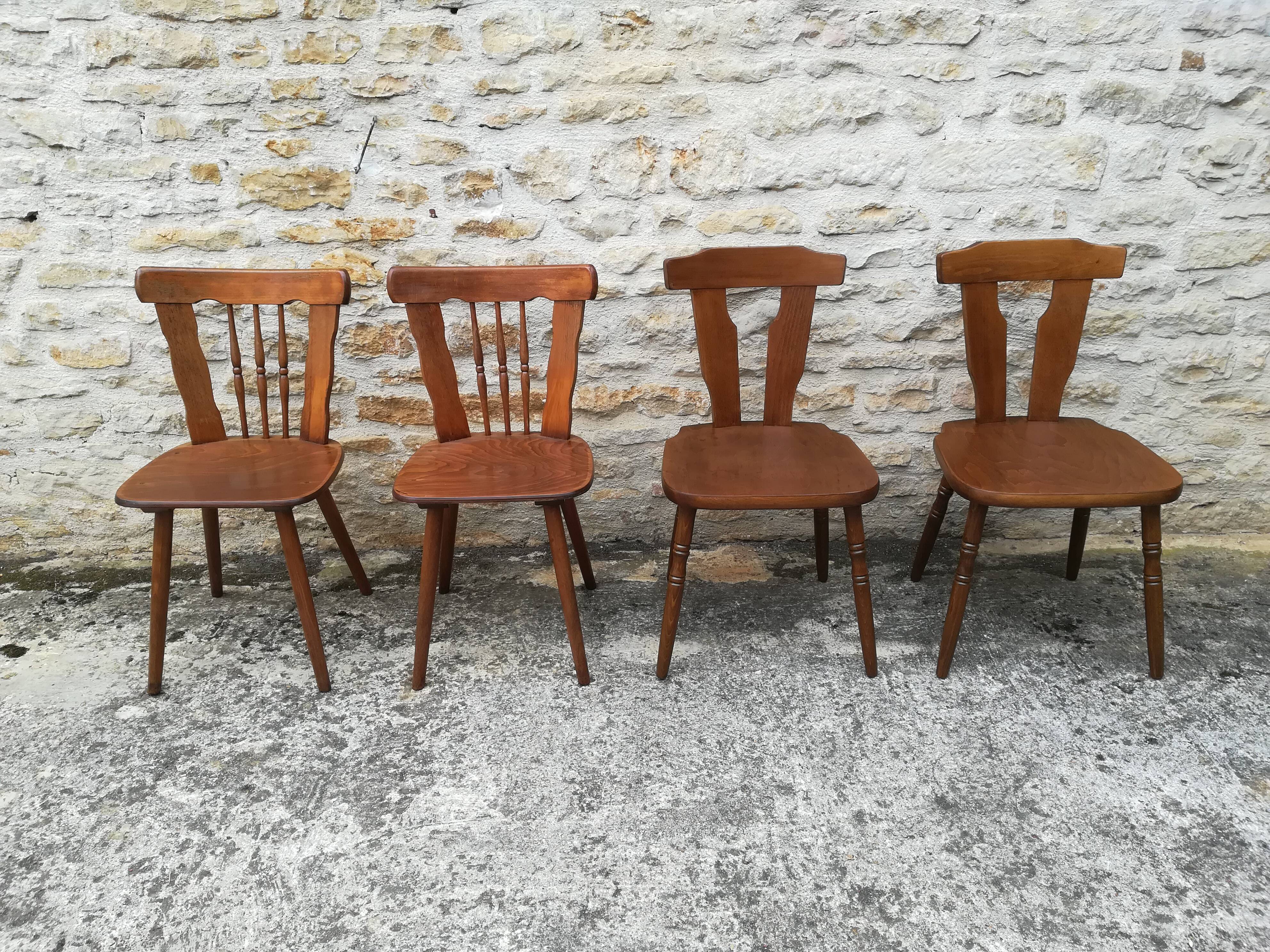 Chaises de bistrot dépareillées