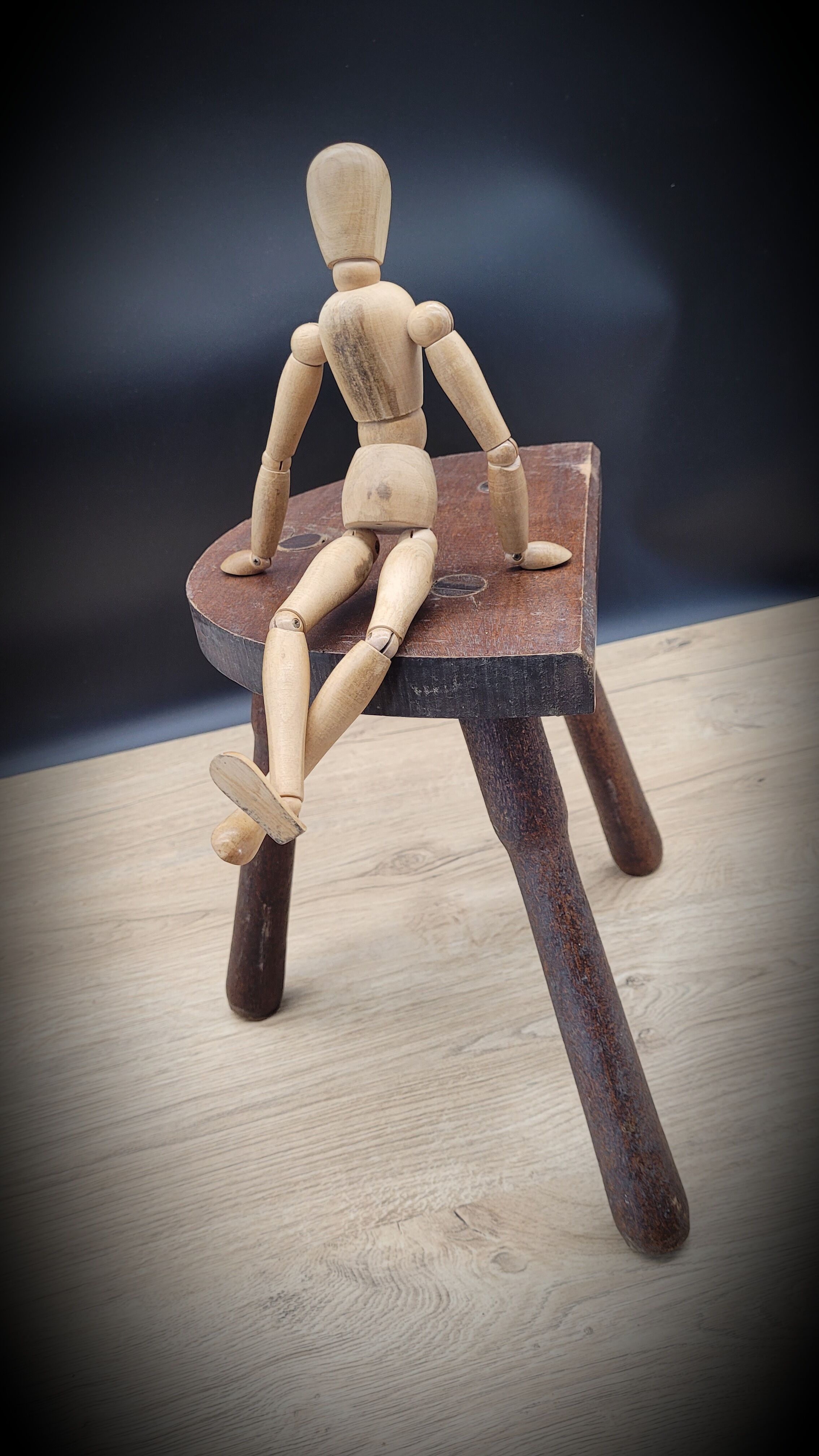 Half-round cowherd tripod stool