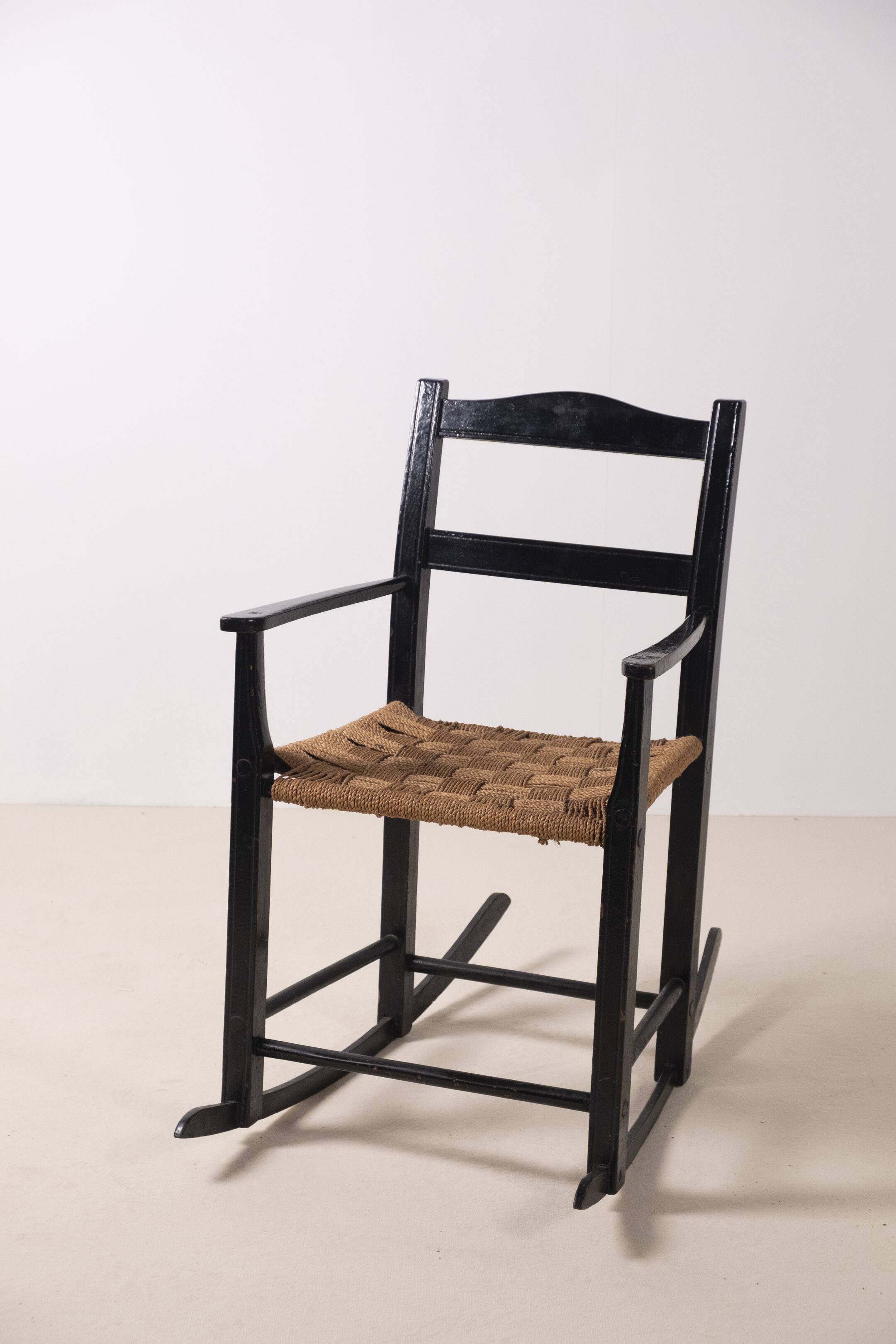 Fauteuil à bascule du début du 20e siècle avec siège en gazon, Danemark