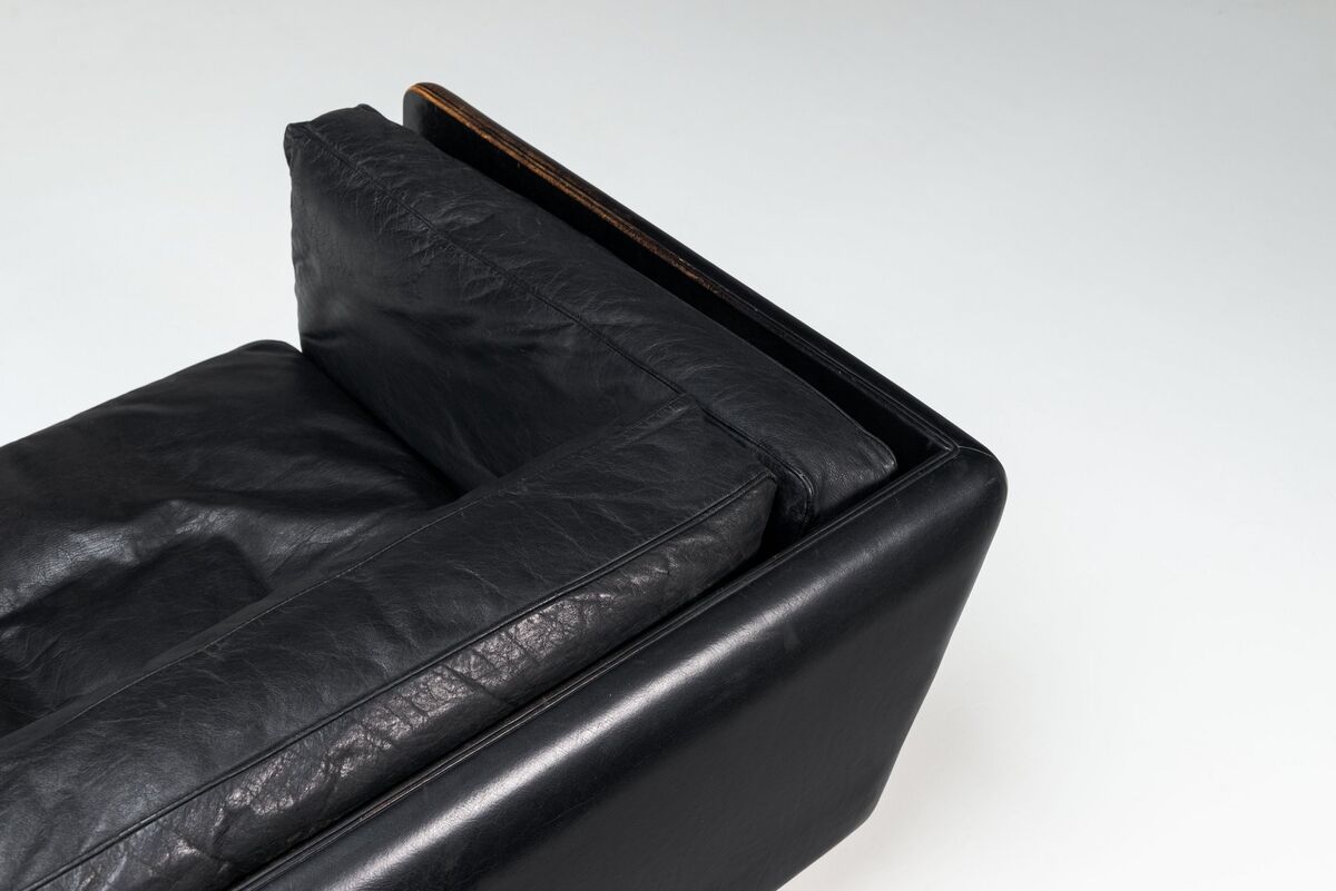 Illum Wikkelso model V11 sofa in black leather by Holger Christiansen, Denmark, 1960