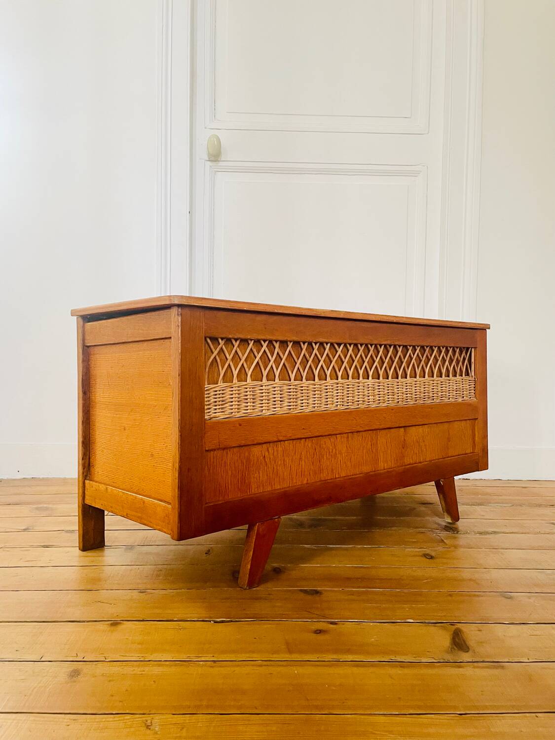 Vintage storage chest in wood and woven rattan
