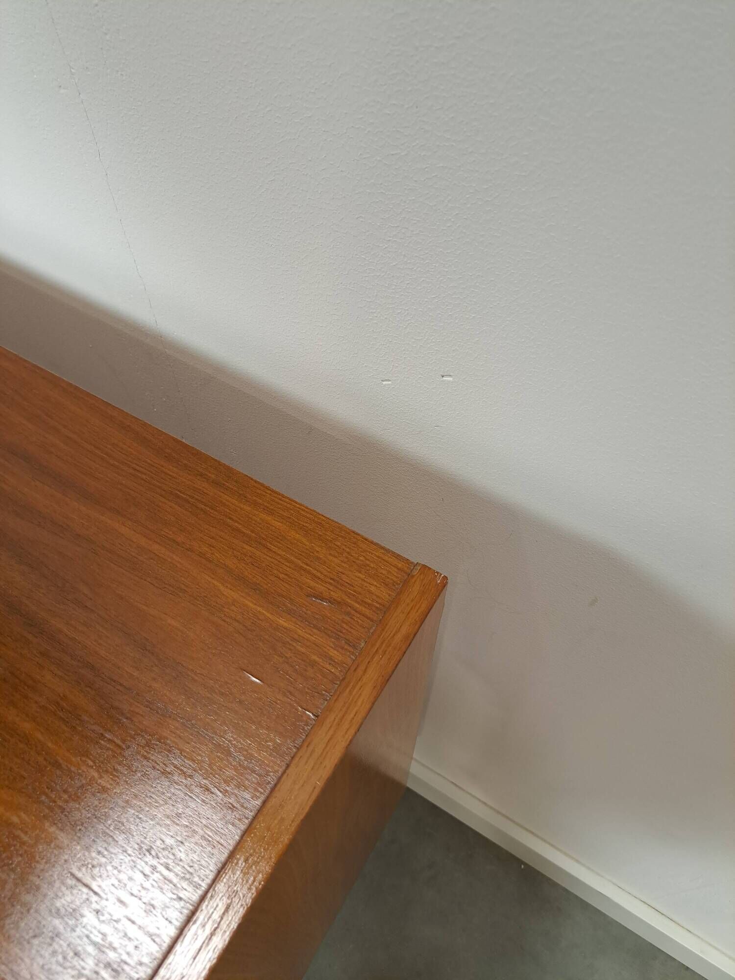Dressoir vintage plus raffiné avec vierkante grepen et schuine poten
