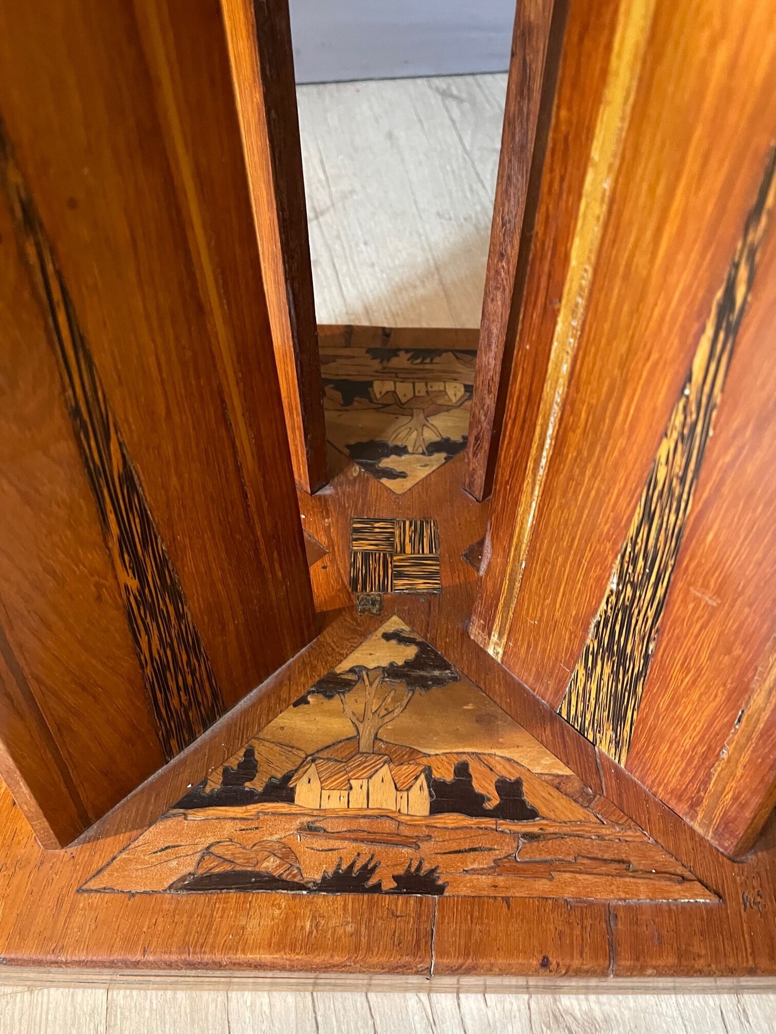 Table d'appoint marquetée