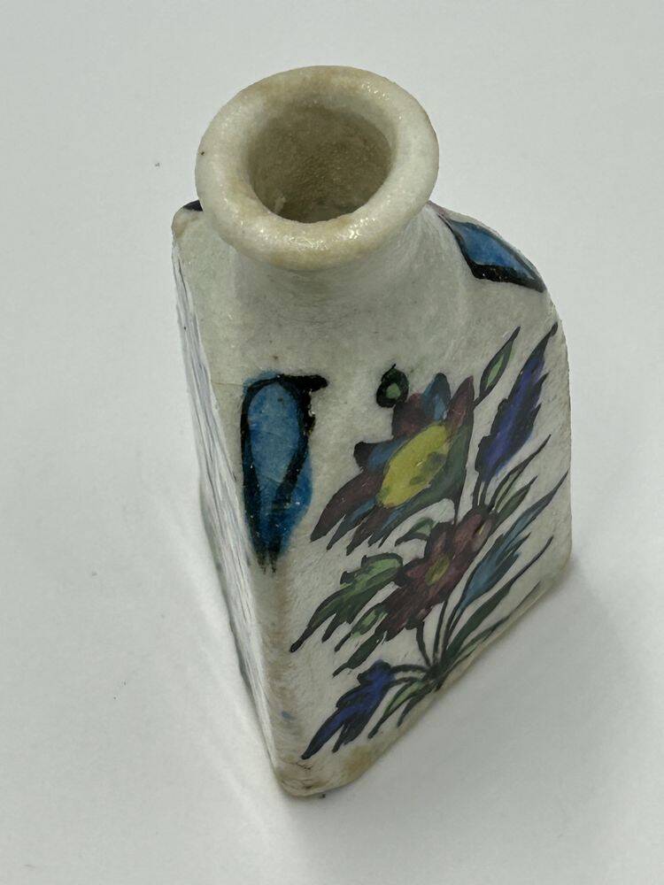 Trilobe enameled earthenware bottle, Persia, Iznik, 19th century