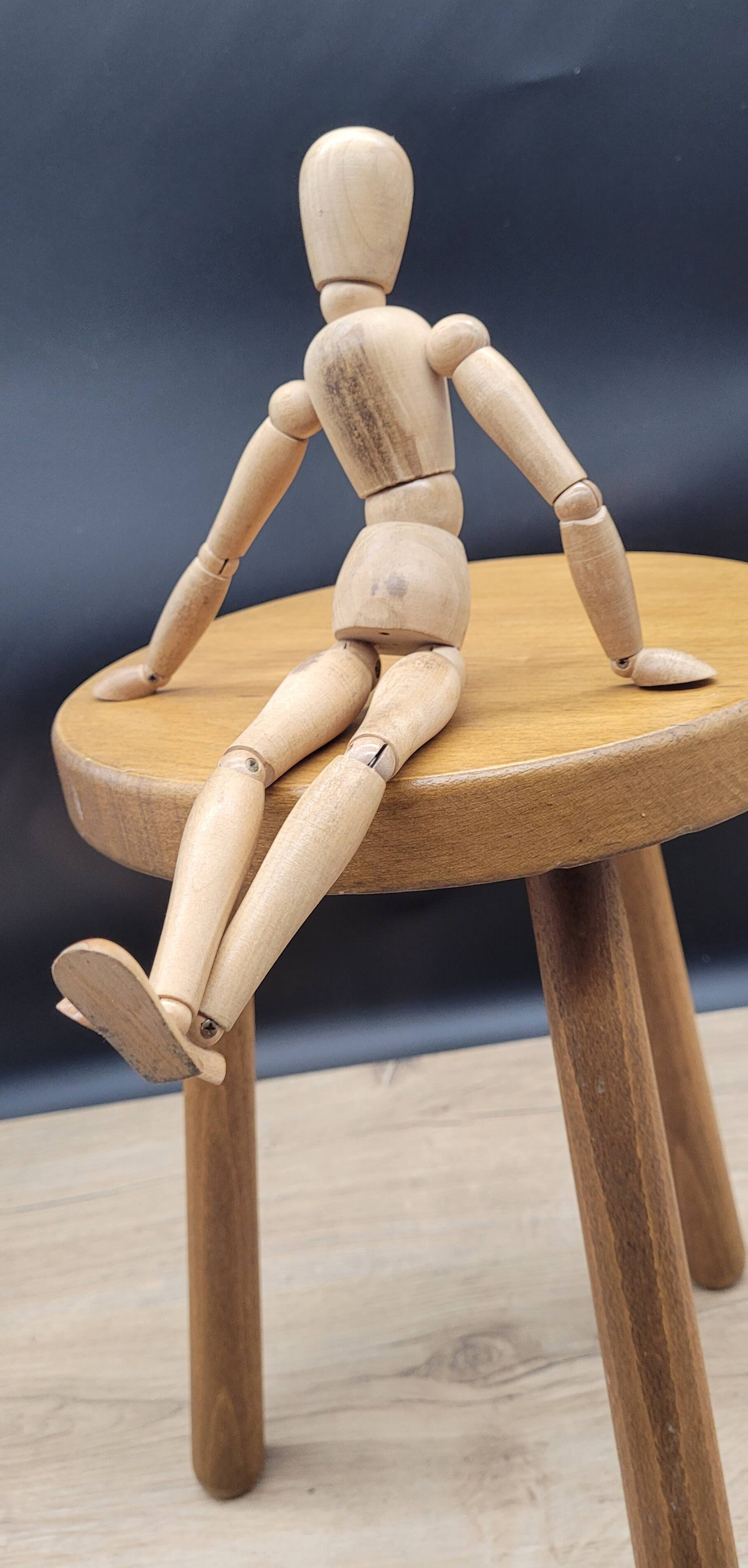 Round light tripod stool