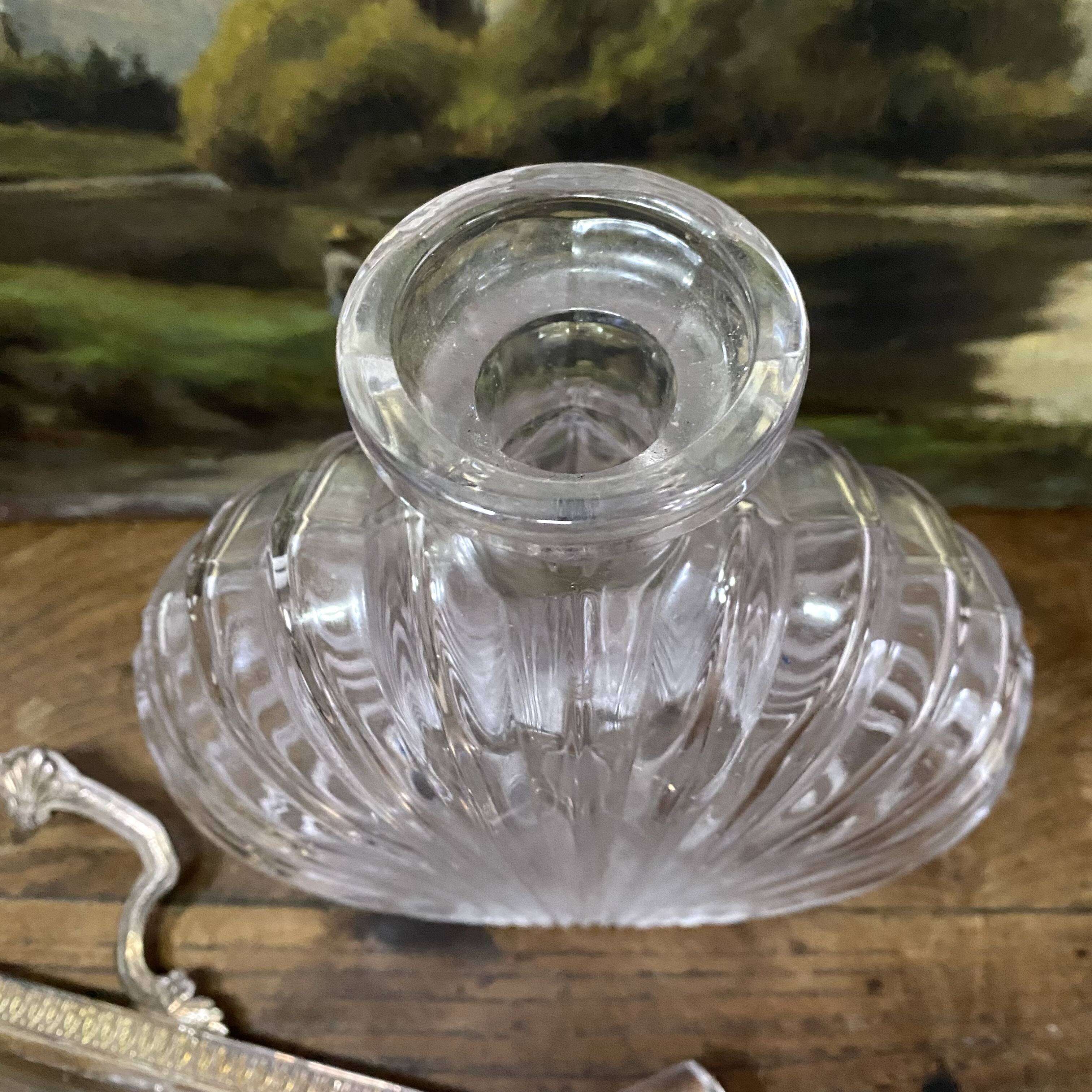 Shell-shaped carafe with a ball stopper