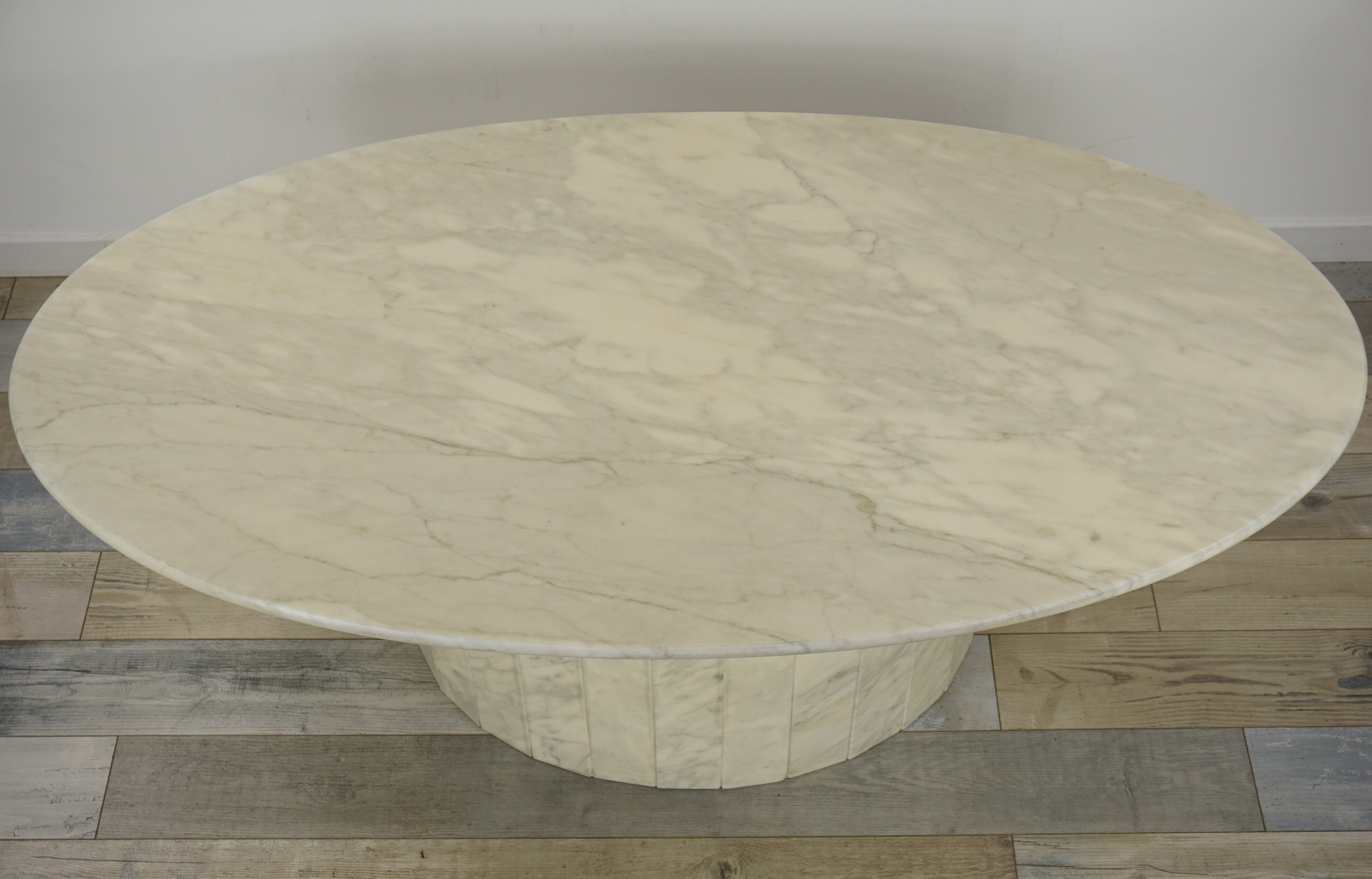 Oval coffee table in Italian-designed marble from the 1970s