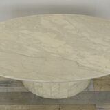 Oval coffee table in Italian-designed marble from the 1970s
