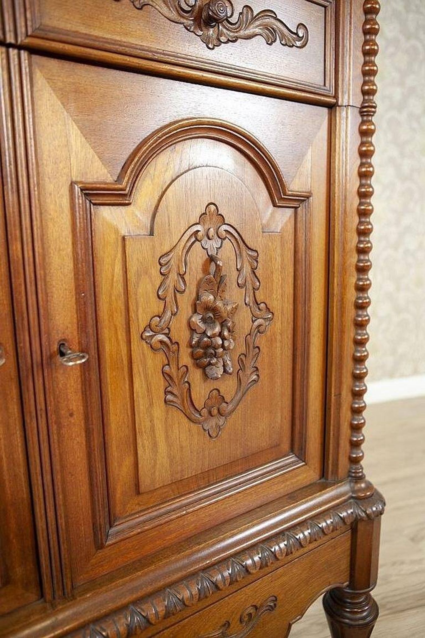 Cabinet de style Renaissance Revival en noyer, 1900