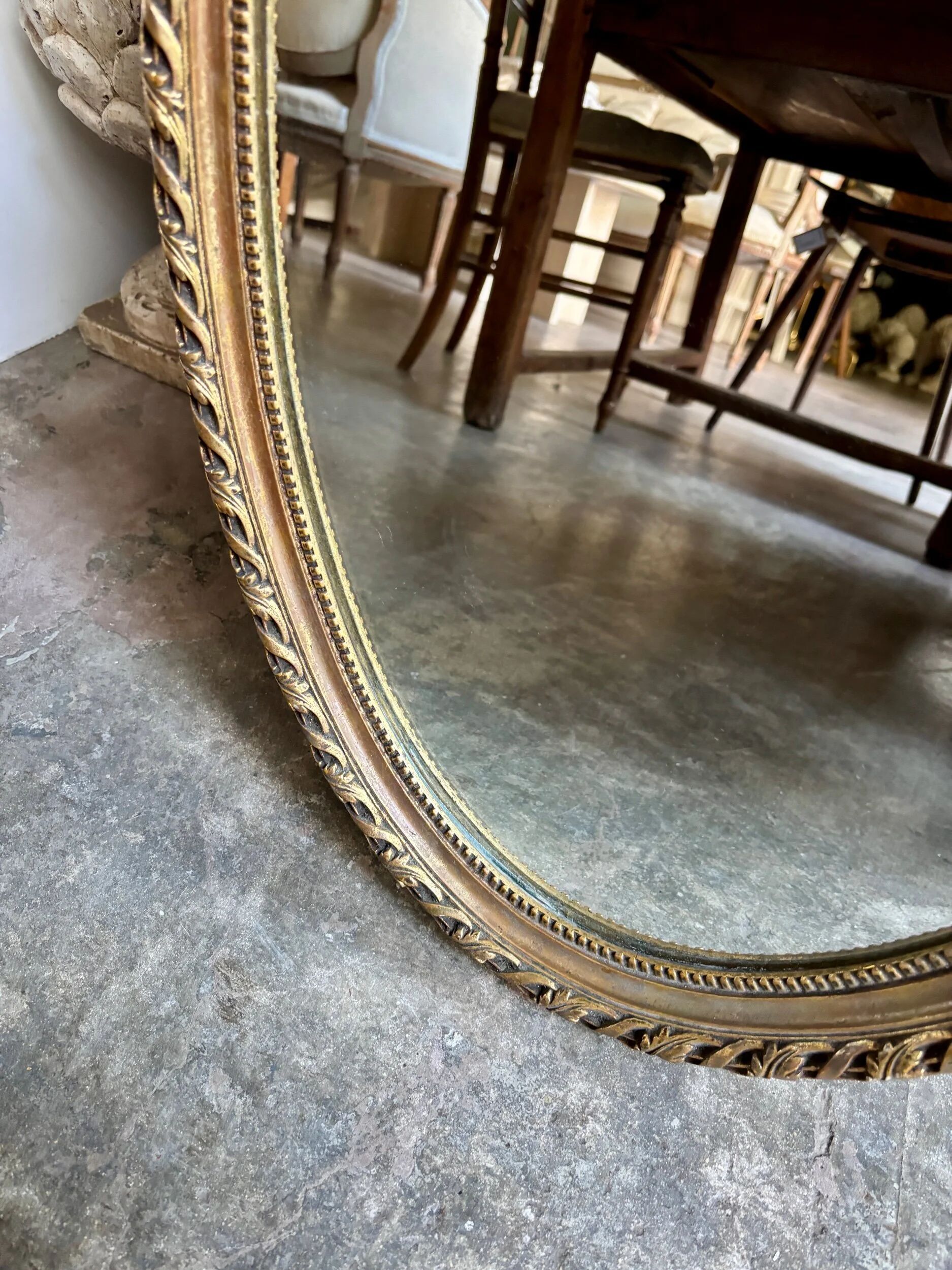 Miroir ovale classique doré à décor de noeud