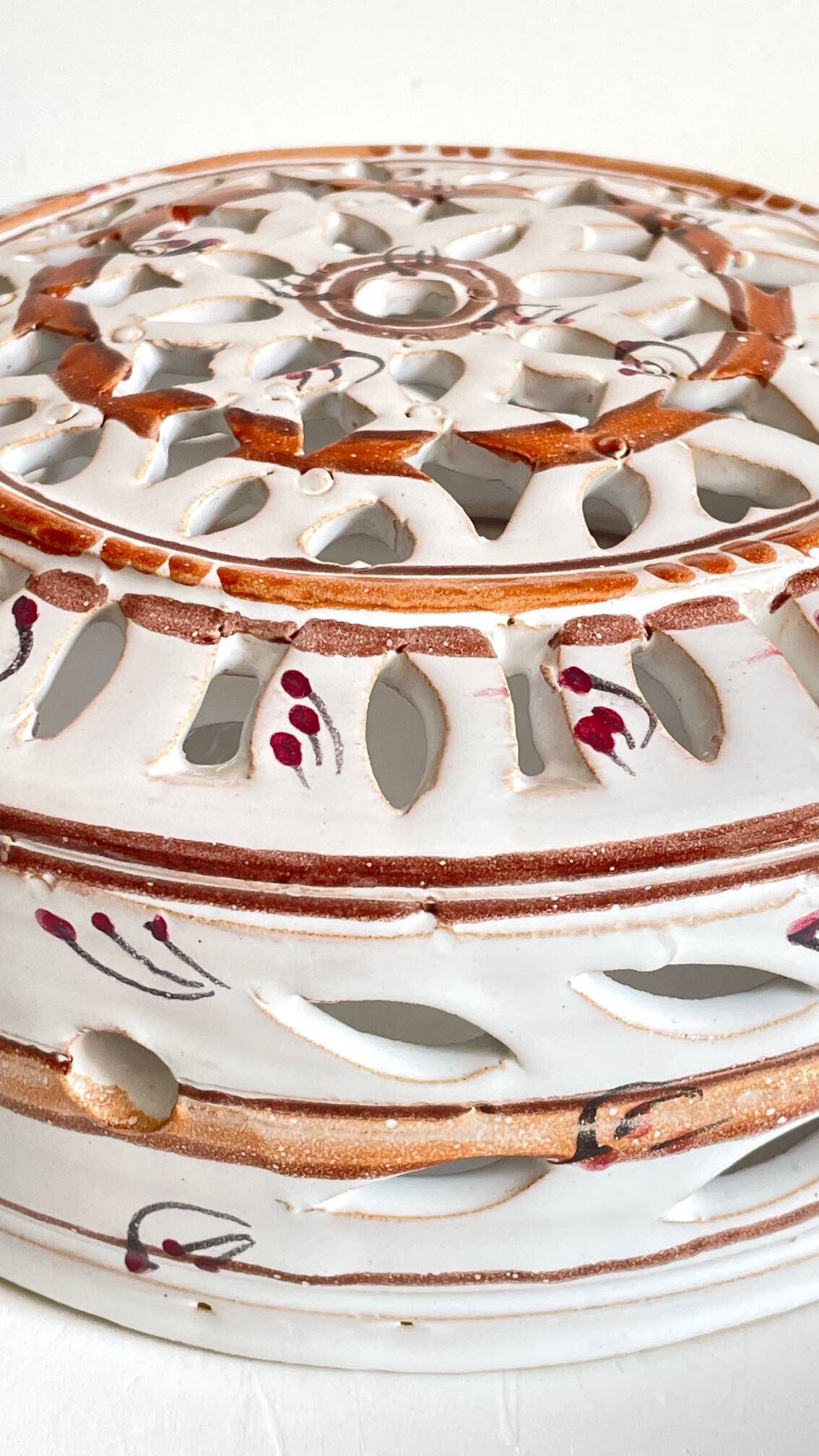 Applique artisanale terre cuite emaillée centre bordeau