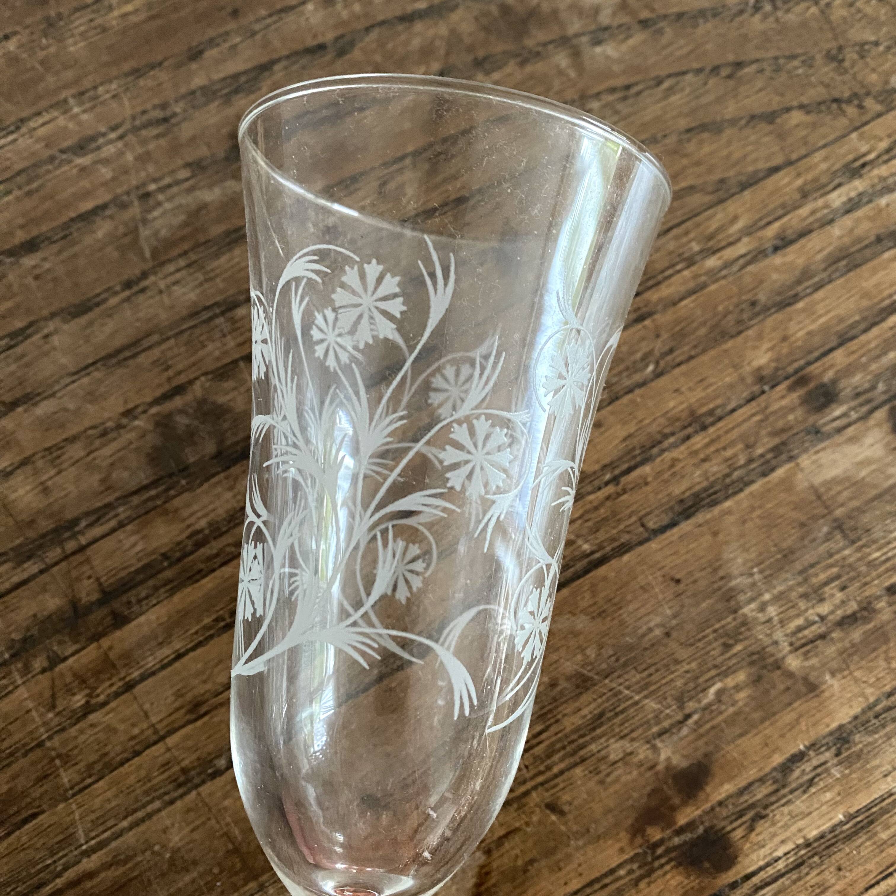 Champagne flutes with engraved flower decoration
