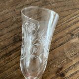 Champagne flutes with engraved flower decoration