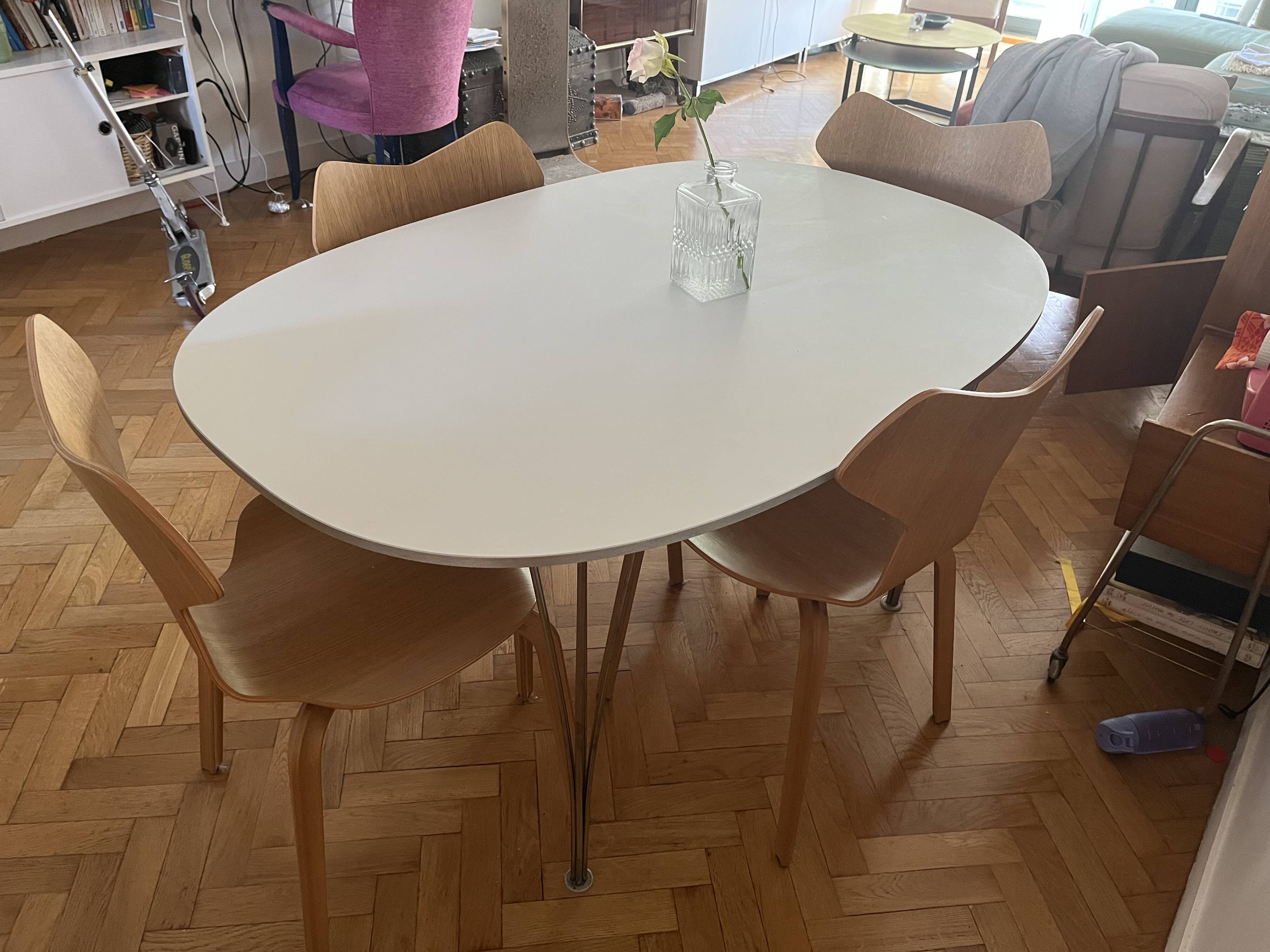 Table Superellipse B611 blanc et piètement chromé, Fritz Hansen