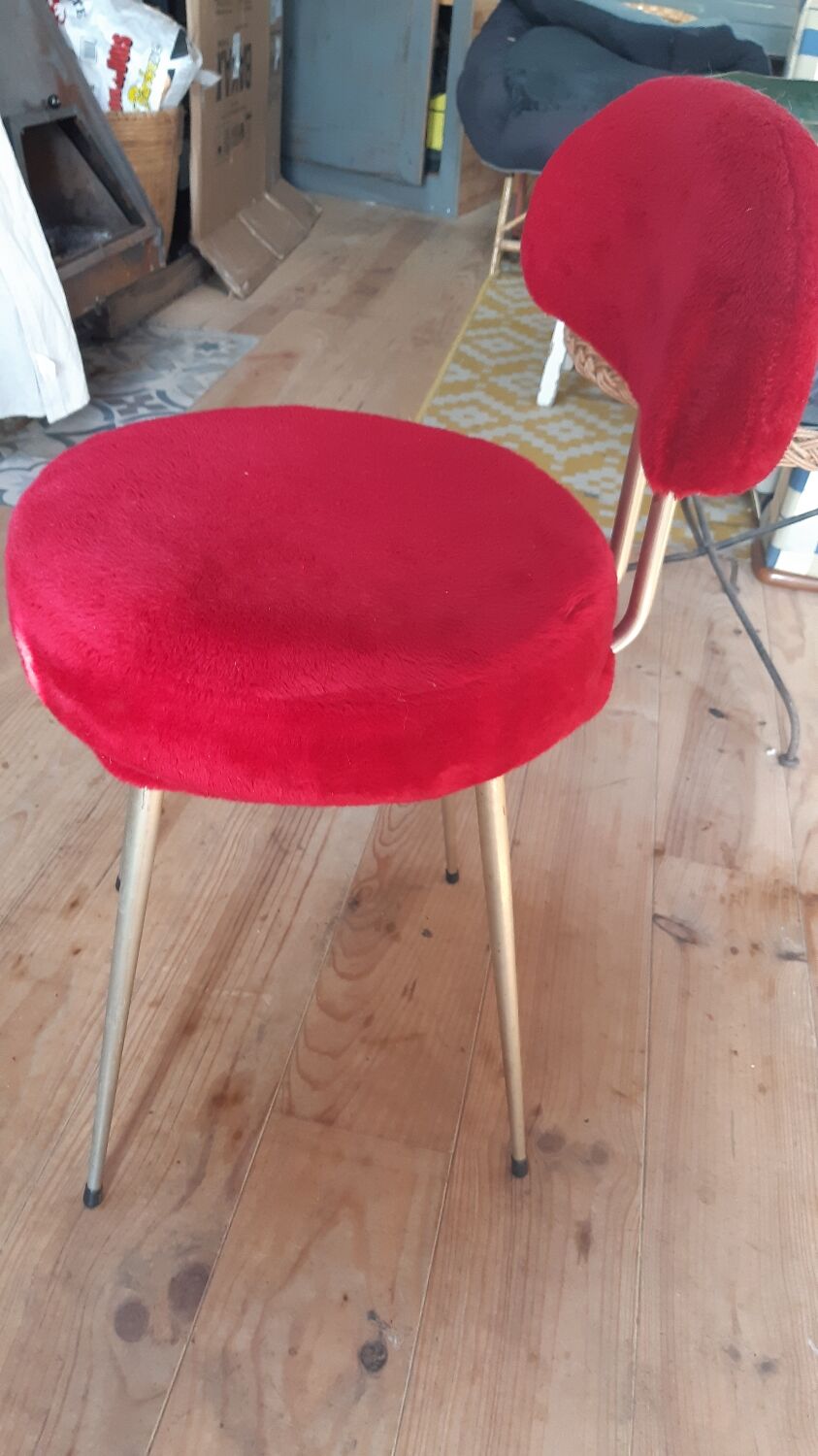 Red moumoute chair