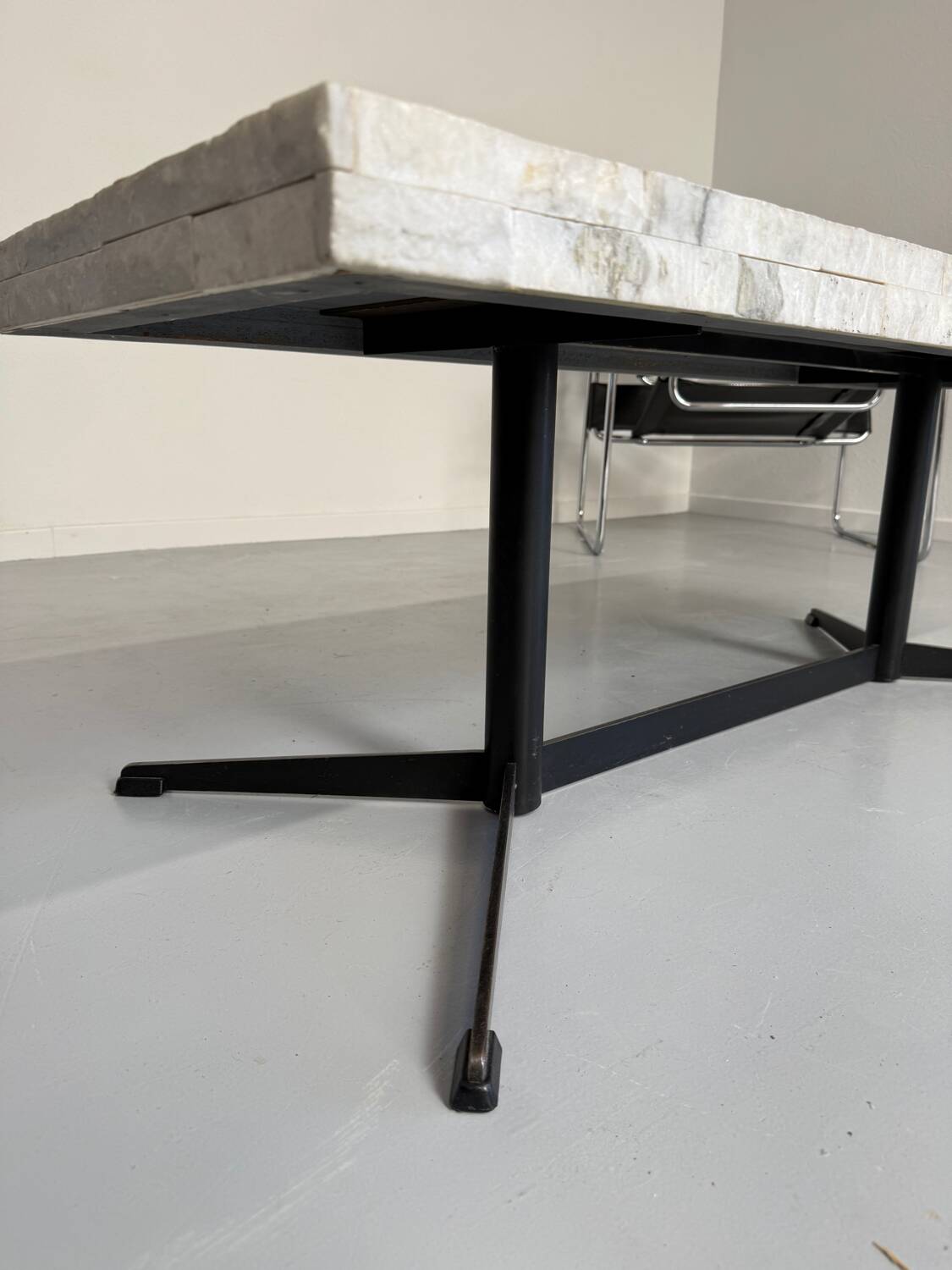 Ancienne table basse en pierre mosaïque design années 70 pied métal vintage