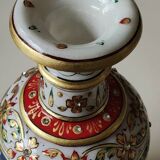 Hindu marble vase with floral decoration and gold leaf, in a box. Height 20 cm.