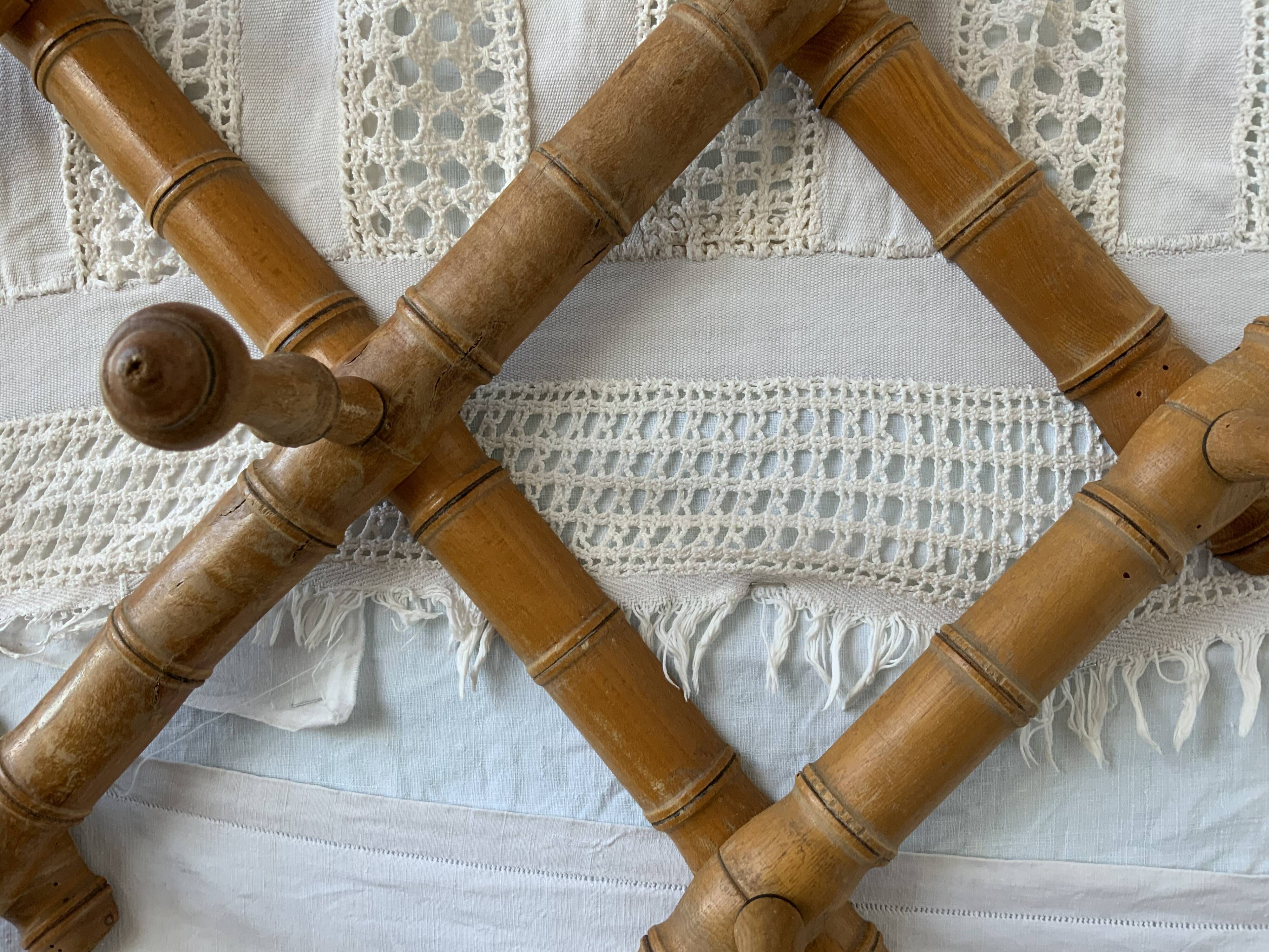 Wall accordion coat hanger
