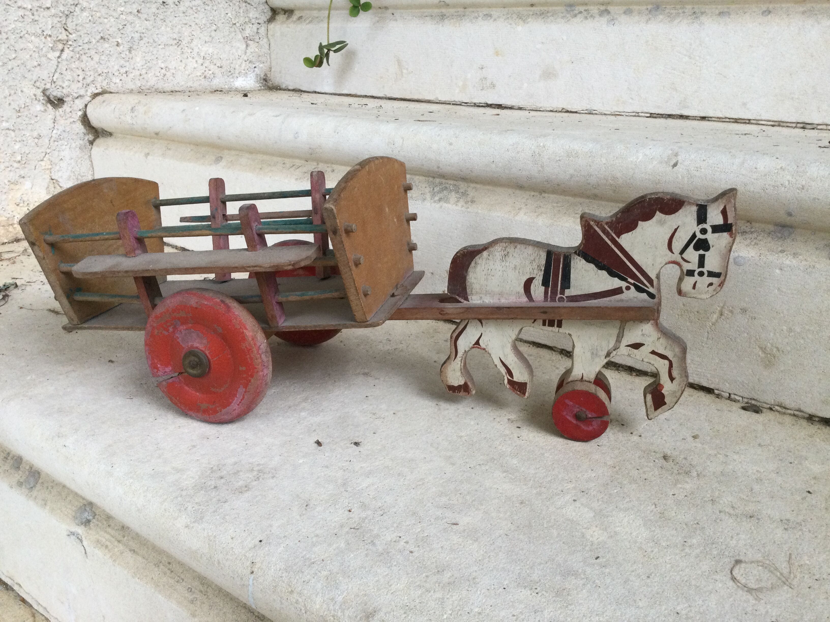 Cheval avec chariot ancien en bois