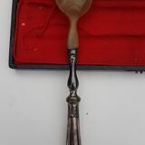 Paire de couverts à salade en argent gaufré et corne