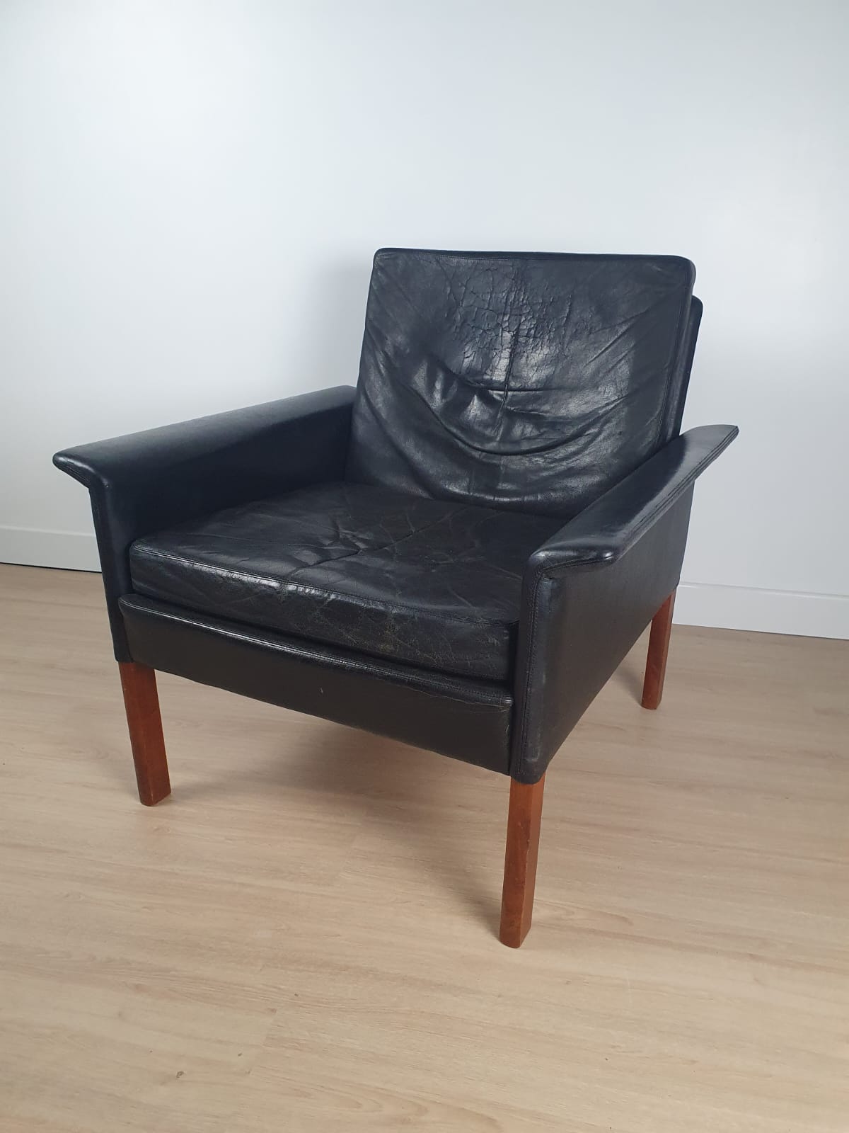 D500 armchair in black leather by Hans Olsen 1960